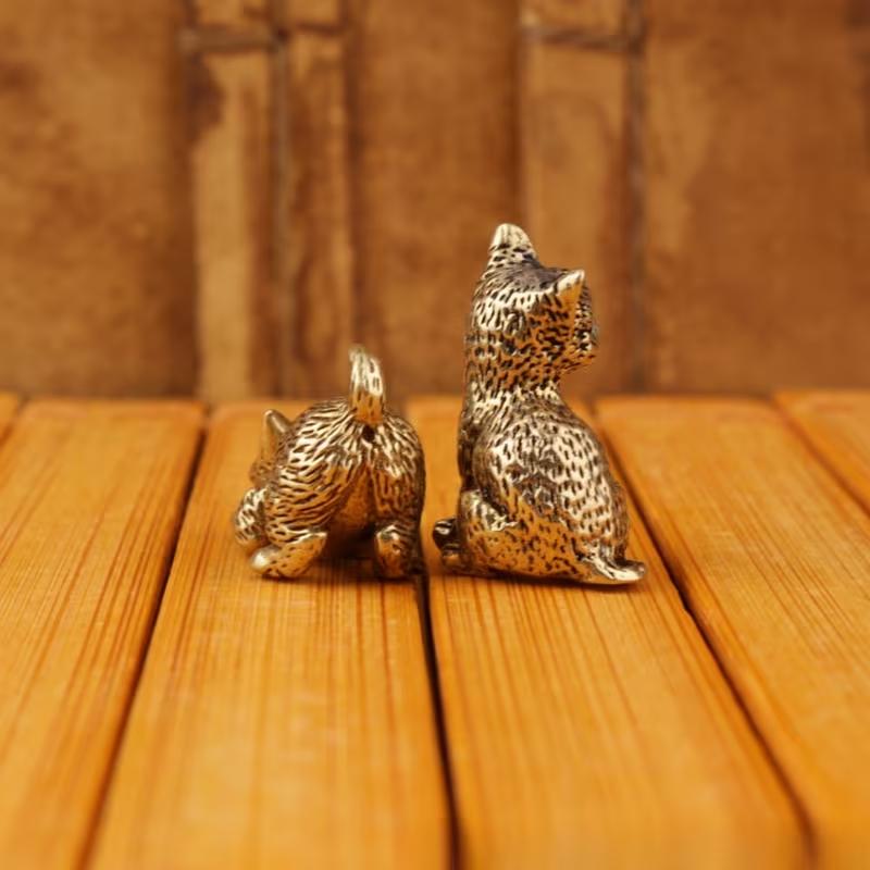 Retro brass miniature kitten, desktop decorative figurine of a simulated animal. No electricity required. Perfect gift for cat lovers. Cat-themed gift, desktop decoration, art sculpture, intricate craftsmanship, decorative sculpture
