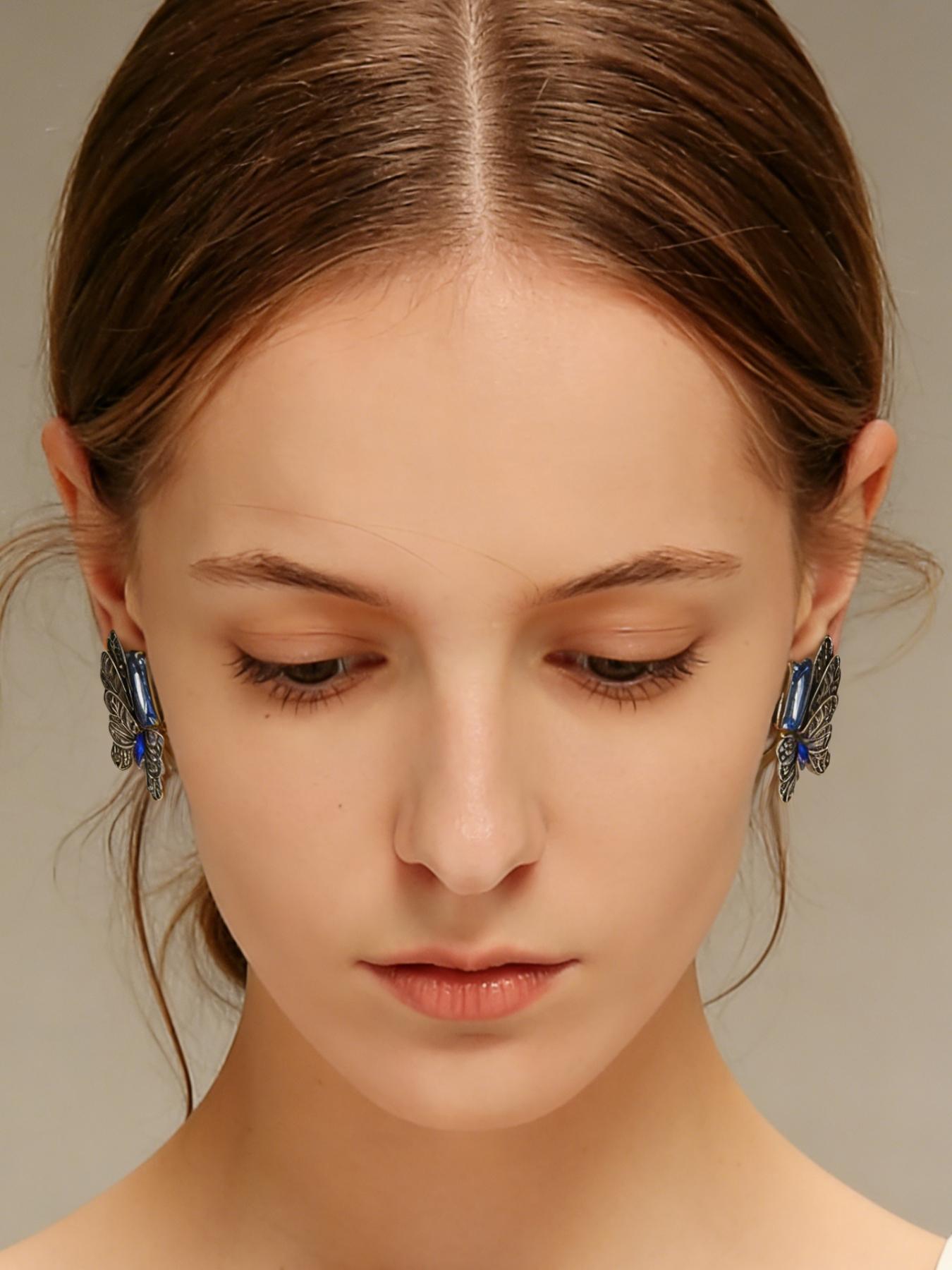 1 pair of retro and elegant blue diamond studded earrings, suitable for daily commuting, vacation and dating, and also a surprising and exquisite small gift.