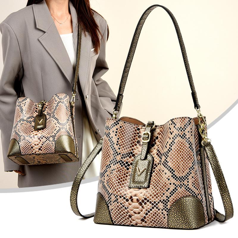 Fashionable women's snake patterned handbag - gradient adjustable shoulder strap, multiple zipper compartments and gold hardware, large capacity crossbody bag, suitable for birthday gifts and daily commuting.