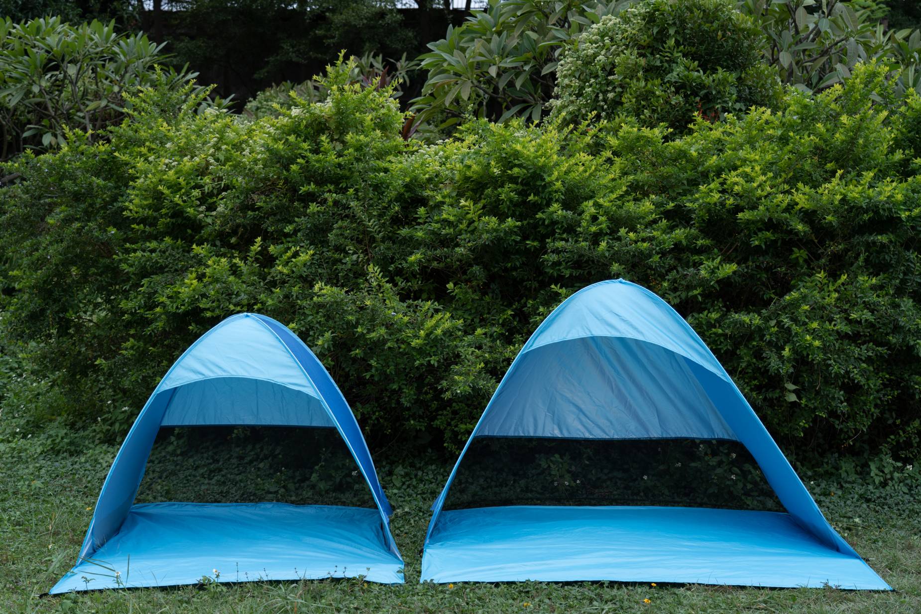 Pop Up Beach Tent Beach Shade Tent for 1-4 Persons Sun Shelter UPF 50+ Enclose Zipper Door Portable Easy Up Beach Tent