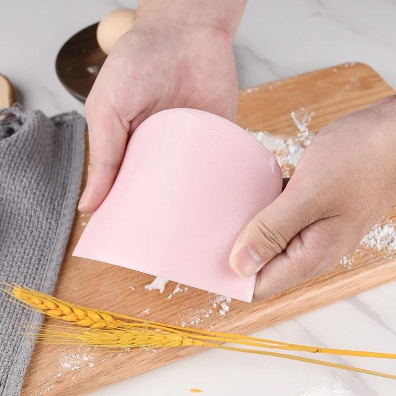 1pcs Multi-functional scraper kitchen dough cutter; soft scraper; baking cake cream scraper; baking kitchen small tool; Kitchen Utensils Tools