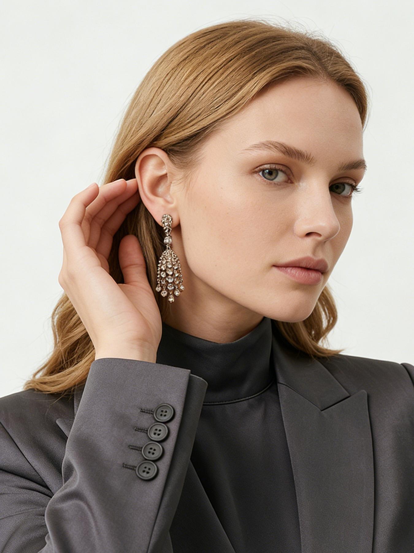 1 pair of fashionable and elegant tassel pendant earrings, suitable for daily commuting, vacation and dating, and also a surprising and exquisite small gift.