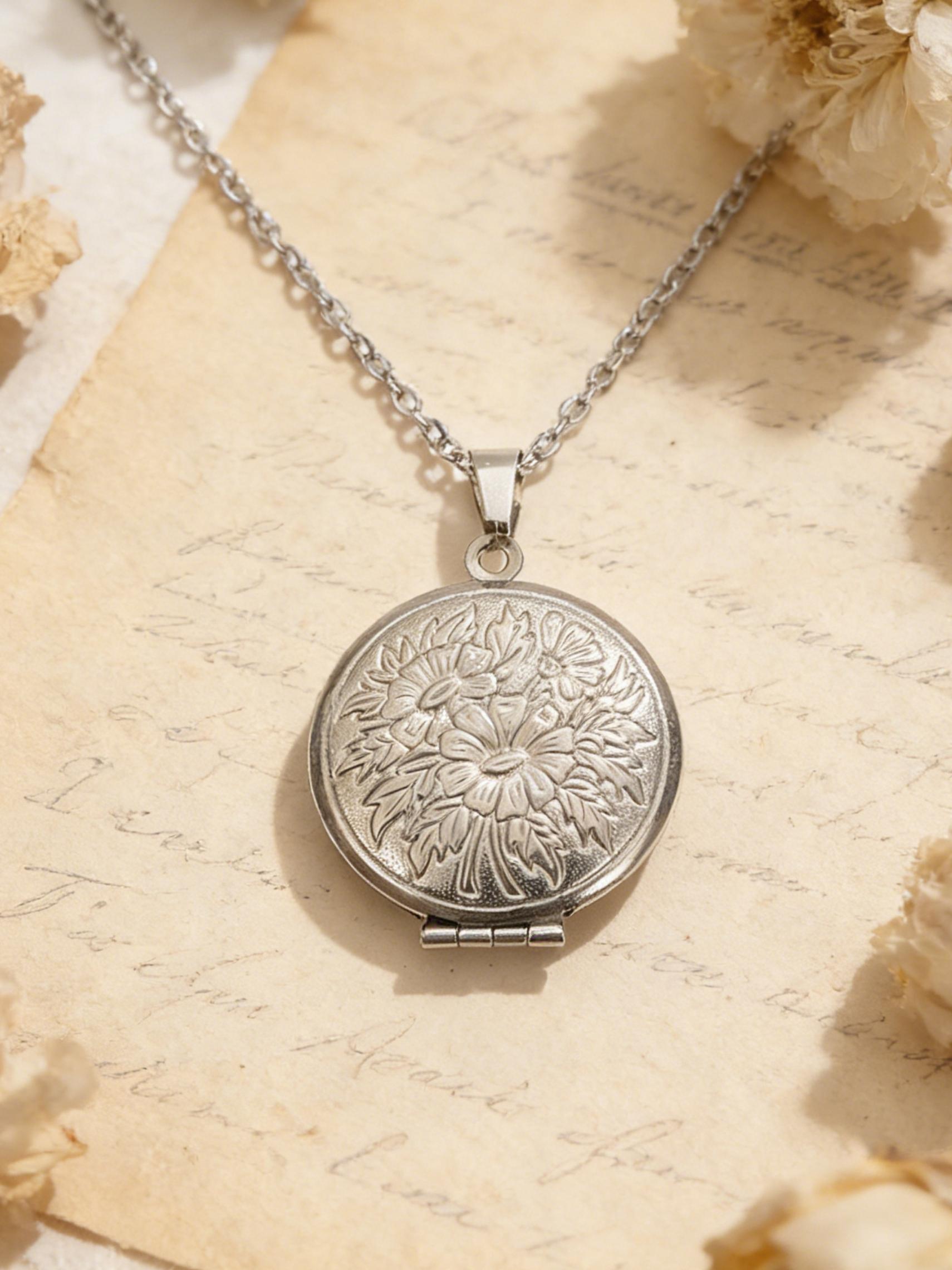1Pc 304 Stainless Steel Engraved Flower Locket Necklace, Vintage Round Photo Locket Pendant Necklace, Personalized Memory Keepsake Necklace for Women, Hypoallergenic Tarnish Resistant