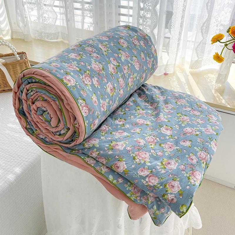 1pcs of small floral print summer quilt, super soft and skin-friendly air-conditioned quilt, suitable for use in all seasons, bedrooms, and living rooms