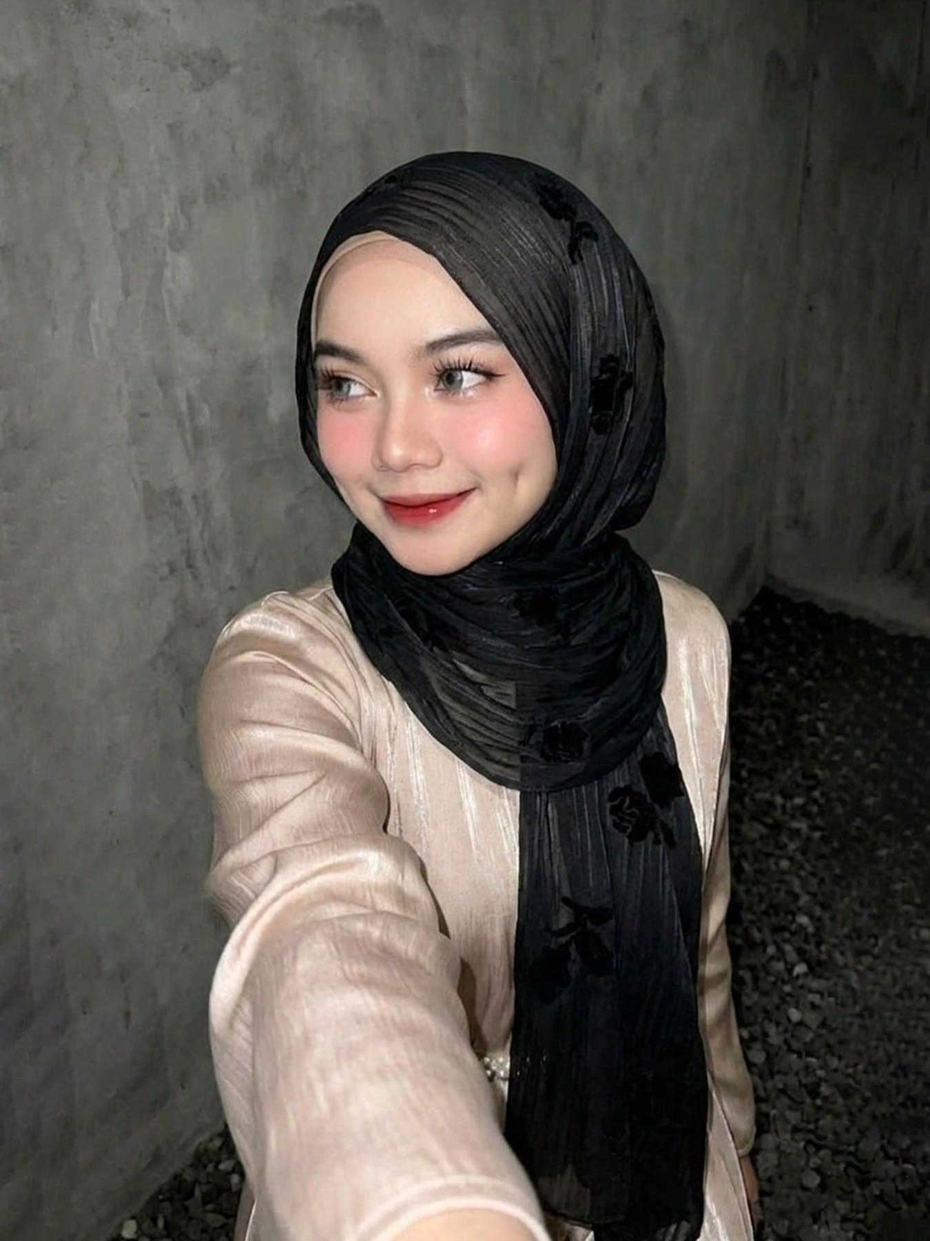 Women's Rose Floral Print Headscarf, Boho Style Beach Sunshade Wrap, Shimmer Satin Silk, Elegant Hijab for Daily Wear, Outdoor Leisure