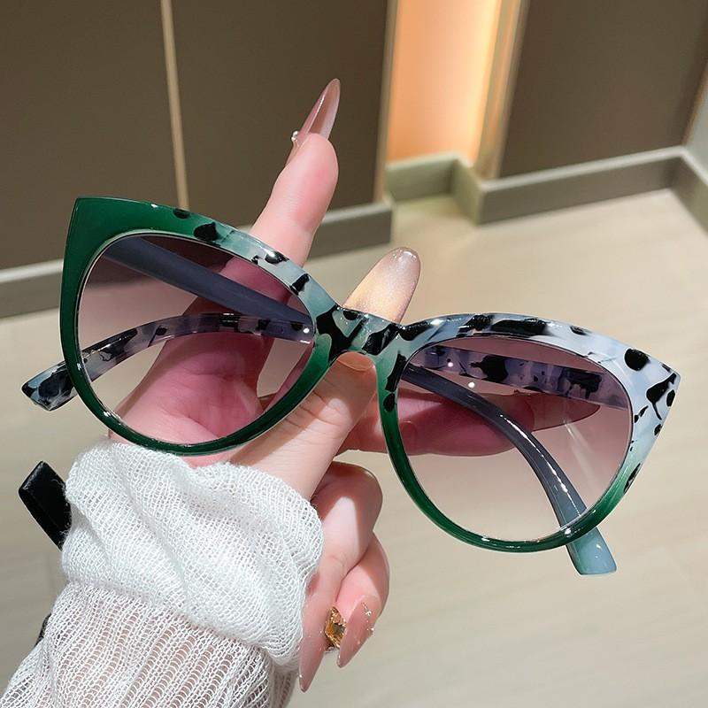 Two-In-One Fashion Cat Eye Reading Glasses, Anti-Glare UV Protection, Lightweight Tortoiseshell Gradient, Designed for Seniors