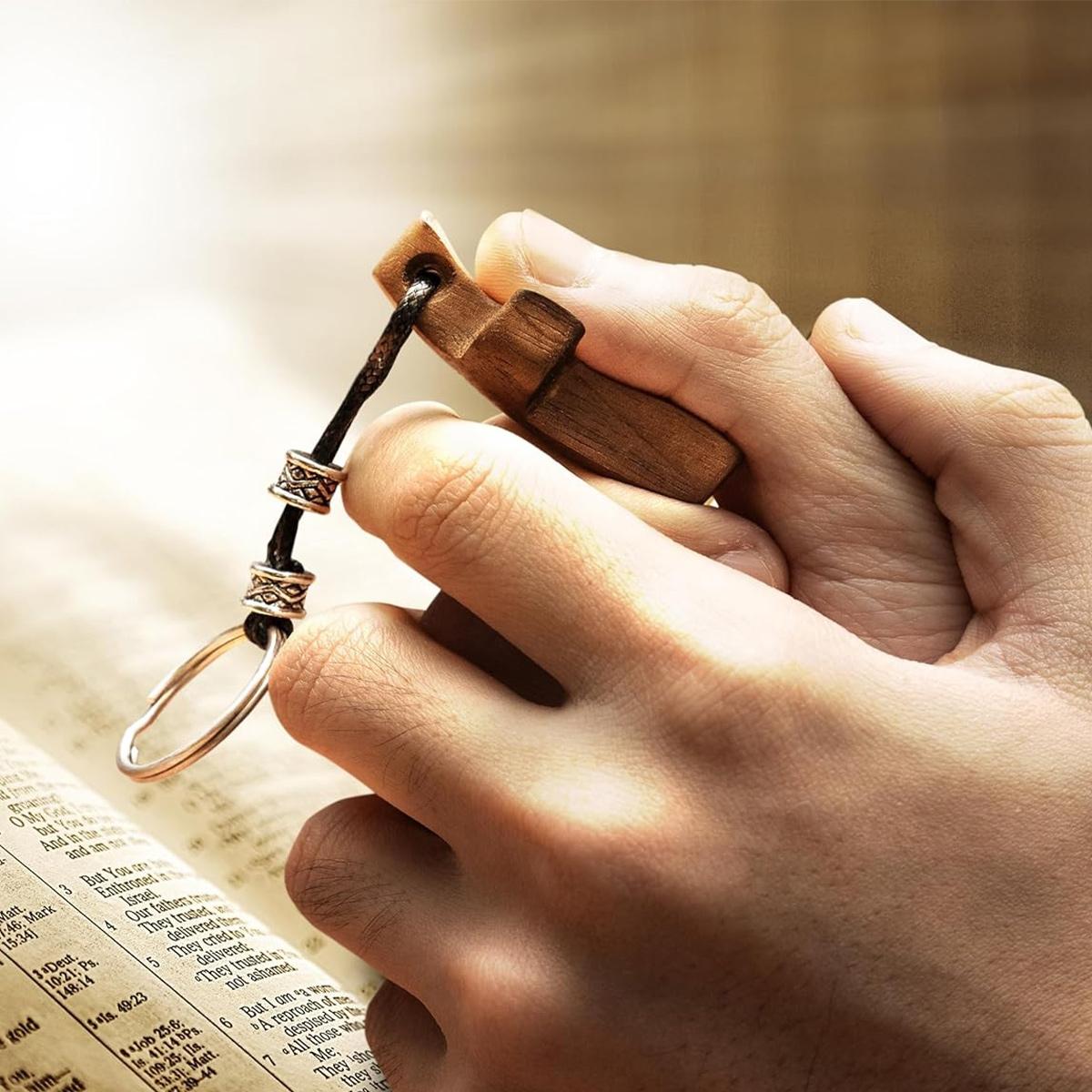 3/6 wooden heart-shaped cross keychains suitable for men and women, with heart-patterned charm key rings, walnut prayer, pocket cross fingertip anxiety relief stress-reducing heart keychain pendant, encouraging gift for loved ones, meaningful gift for her