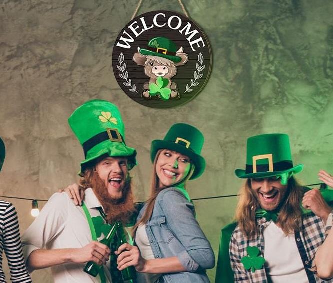 Easter Highland Cow Sign Interchangeable Welcome Sign with Magnet Detachable Hats Cute Cattle Hanging for Easter Holiday Seasonal Western Cow Decorations Birthday Home Wall Living Room Garden Cattle Farmhouse Porch Frontdoor Decor, Gift for Cow Lover