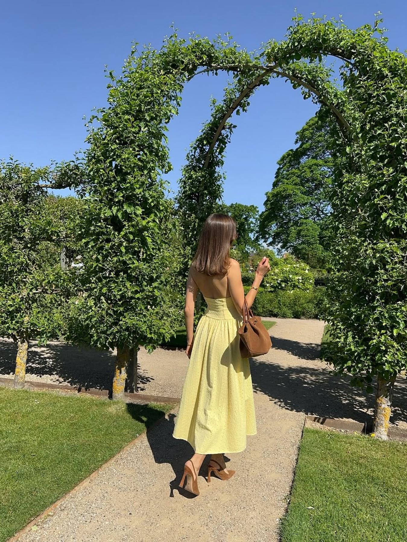 Fashion Casual Vacation Style Backless Waist Cinched Long Dress, Sleeveless Fitted Midi Dress, Elegant Plain Design