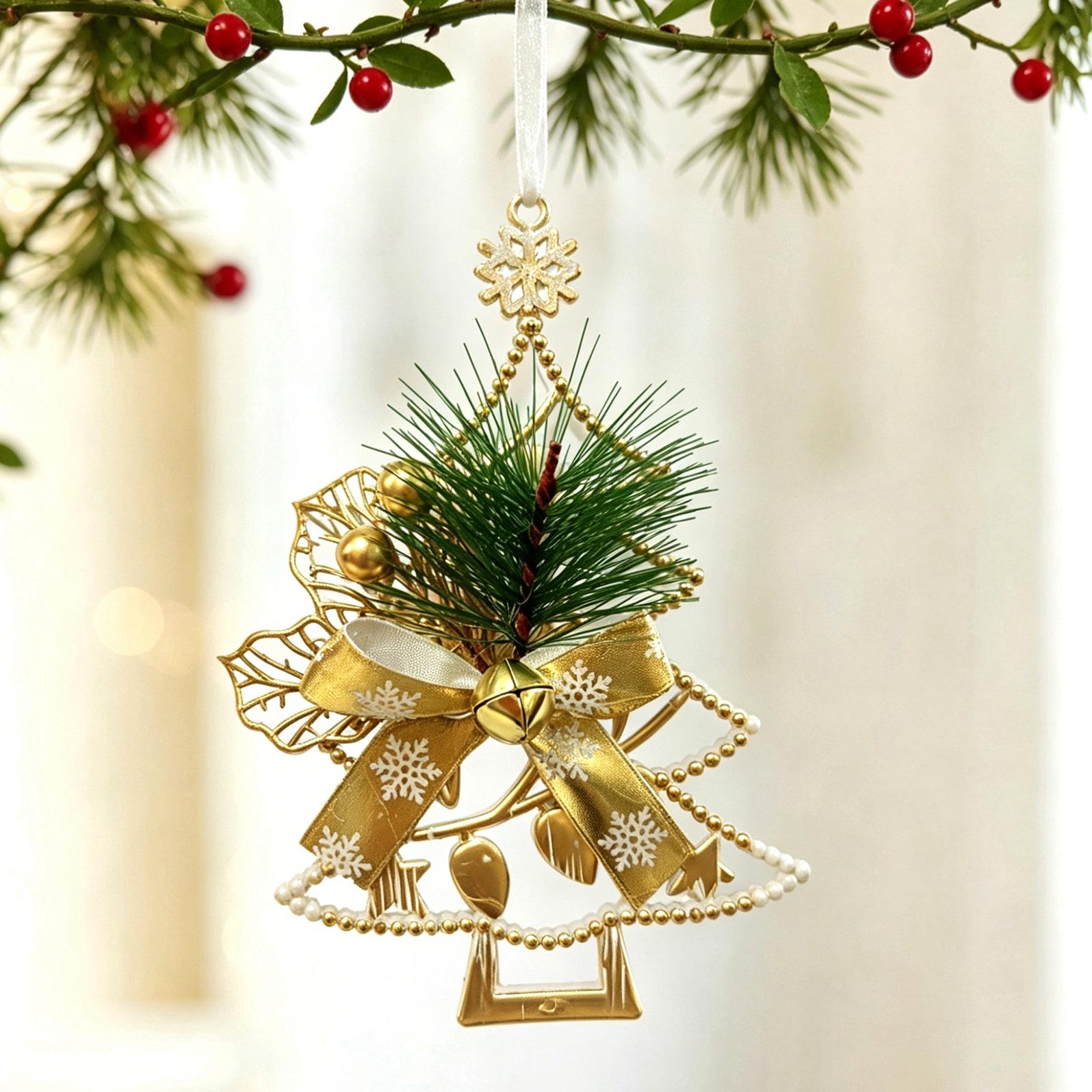 1Pc Christmas Ornaments, White & Gold Vintage Plastic Hanging Decorations, Snowflake Reindeer Key Christmas Tree Pendants, Suitable for Christmas Tree Decor, Holiday Decor, Window & Home Festival Atmosphere Decor