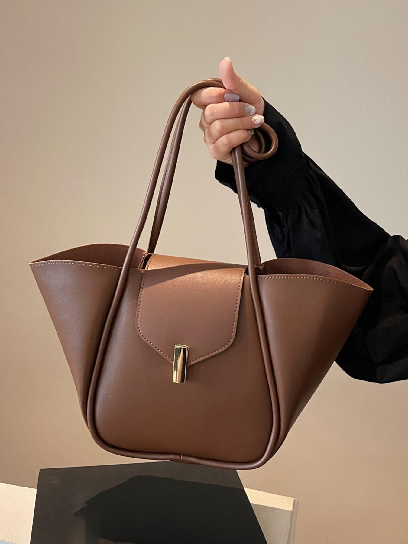 A niche and elegant shopping basket tote bag, a lock-button underarm bag, a simple solid color shoulder bag, a fashionable and textured shoulder commuter bag, a Casual Commuter Bag, suitable for daily matching, commuting and other scenarios