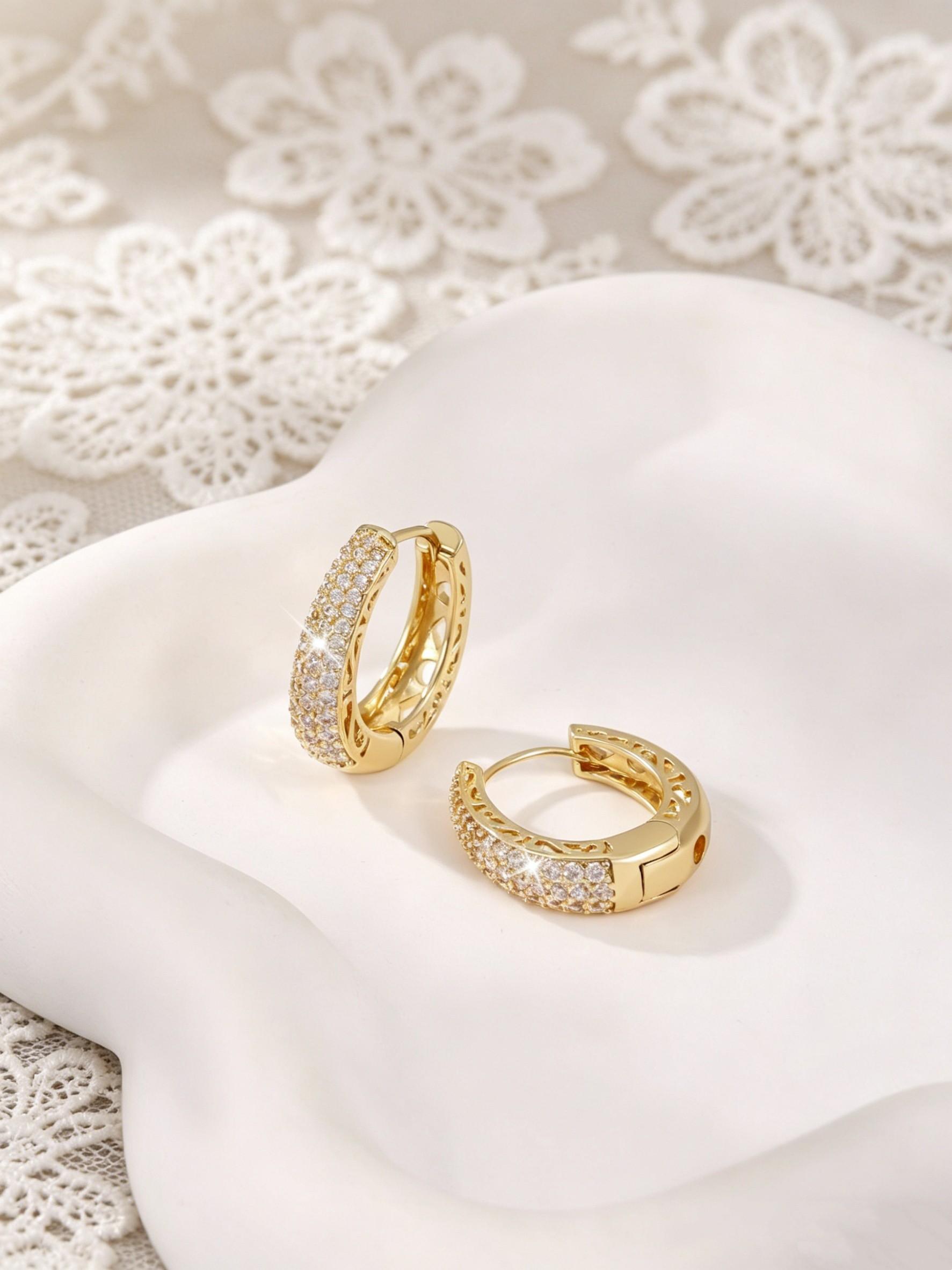 Wide Zircon Round Earrings, Unique Design Hollow Flashing Diamond Ear Cuffs, Daily Commute Party High-End Jewelry, 1 Pair