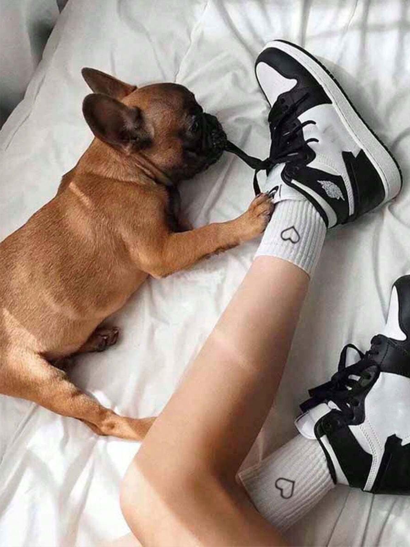 Women's Love Heart Print Crew Socks, Cute Casual Moisture Wicking Mid-Calf Socks, Soft Comfy Breathable Socks for All Seasons