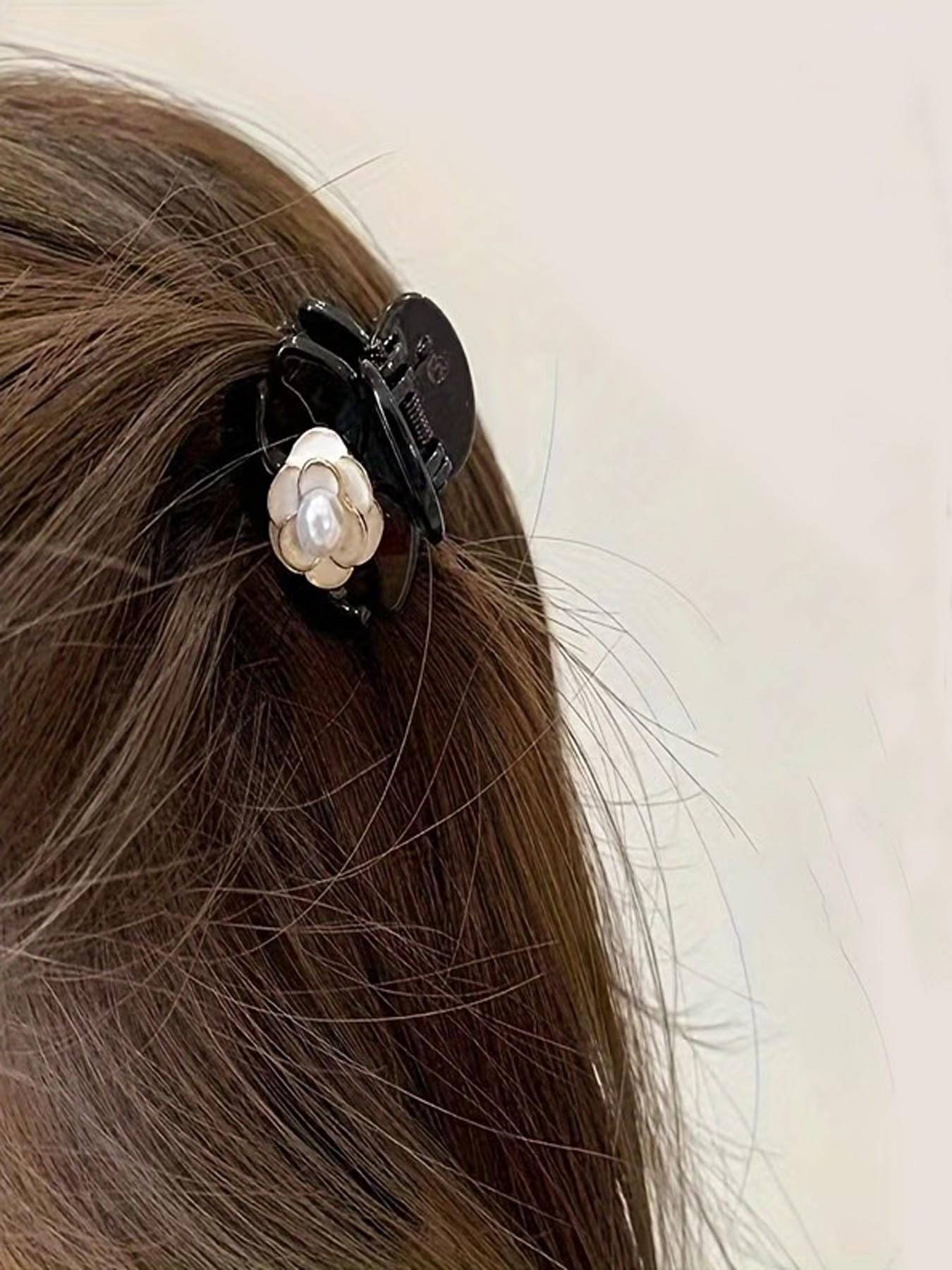 4 Cute Decorative Hair Clips in Various Colors (Black + White), Made of Plastic Camellia Flowers, Suitable for Women, Trendy Small Hair Clips Perfect for Bangs And Side Hair Additions - an Excellent Gift Choice!