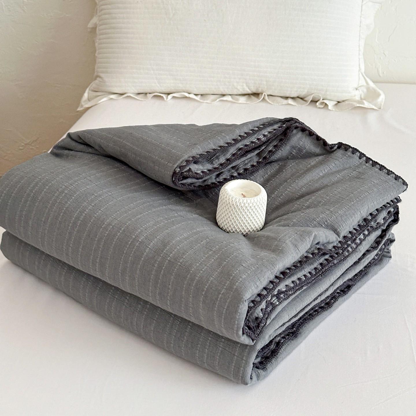 1pcs Solid Color Minimalist Summer Comforter, Cooling Quilt, Air Conditioning Blanket, Yarn-Dyed Jacquard Striped Single & Double Size, Quilted Fixed Filling Machine Washable, Soft Skin-Friendly Breathable Summer Quilt