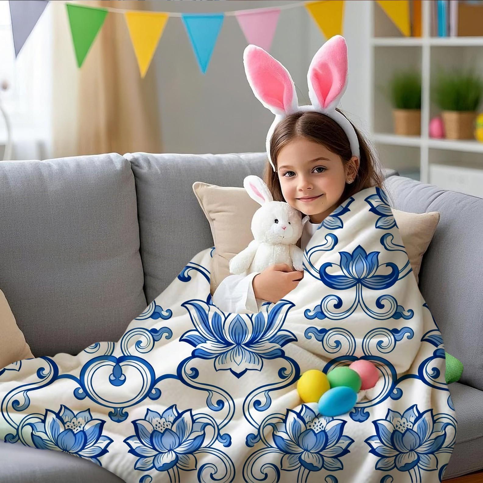 1 Pack Blue and White Porcelain Lotus Single-Side Printed Flannel Blanket, HD Digital Print Chinoiserie Floral Ultra-Soft Plush Throw Blanket, Warm Cozy Multipurpose All Season Gift Blanket for Couch Bed Travel