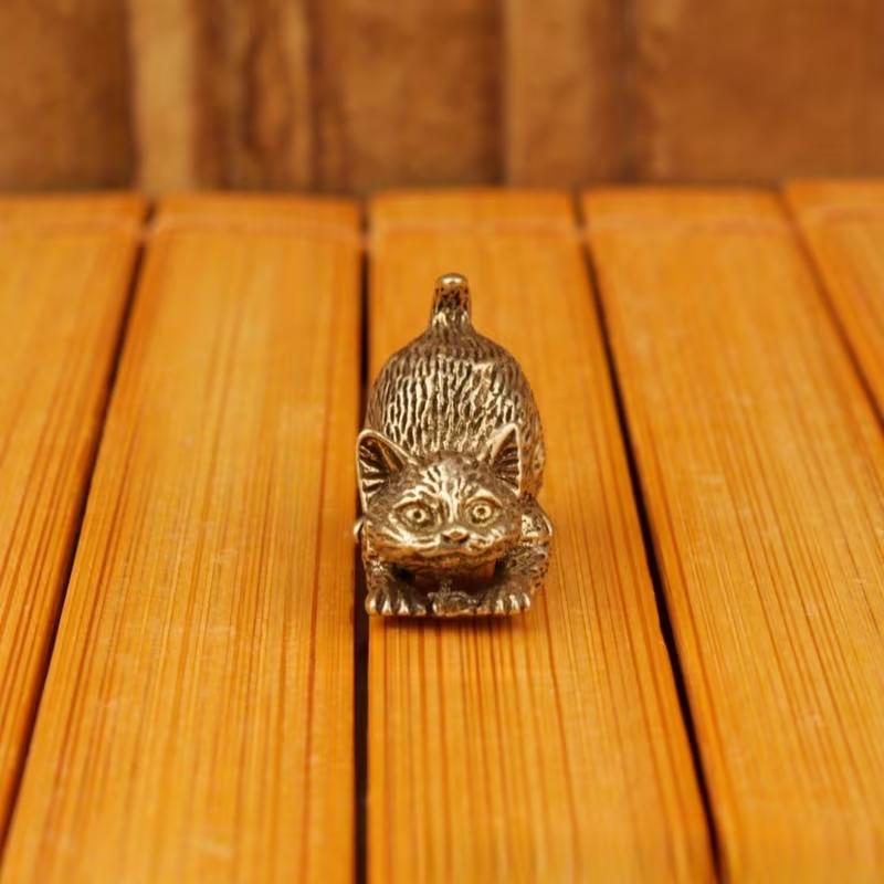 Retro brass miniature kitten, desktop decorative figurine of a simulated animal. No electricity required. Perfect gift for cat lovers. Cat-themed gift, desktop decoration, art sculpture, intricate craftsmanship, decorative sculpture