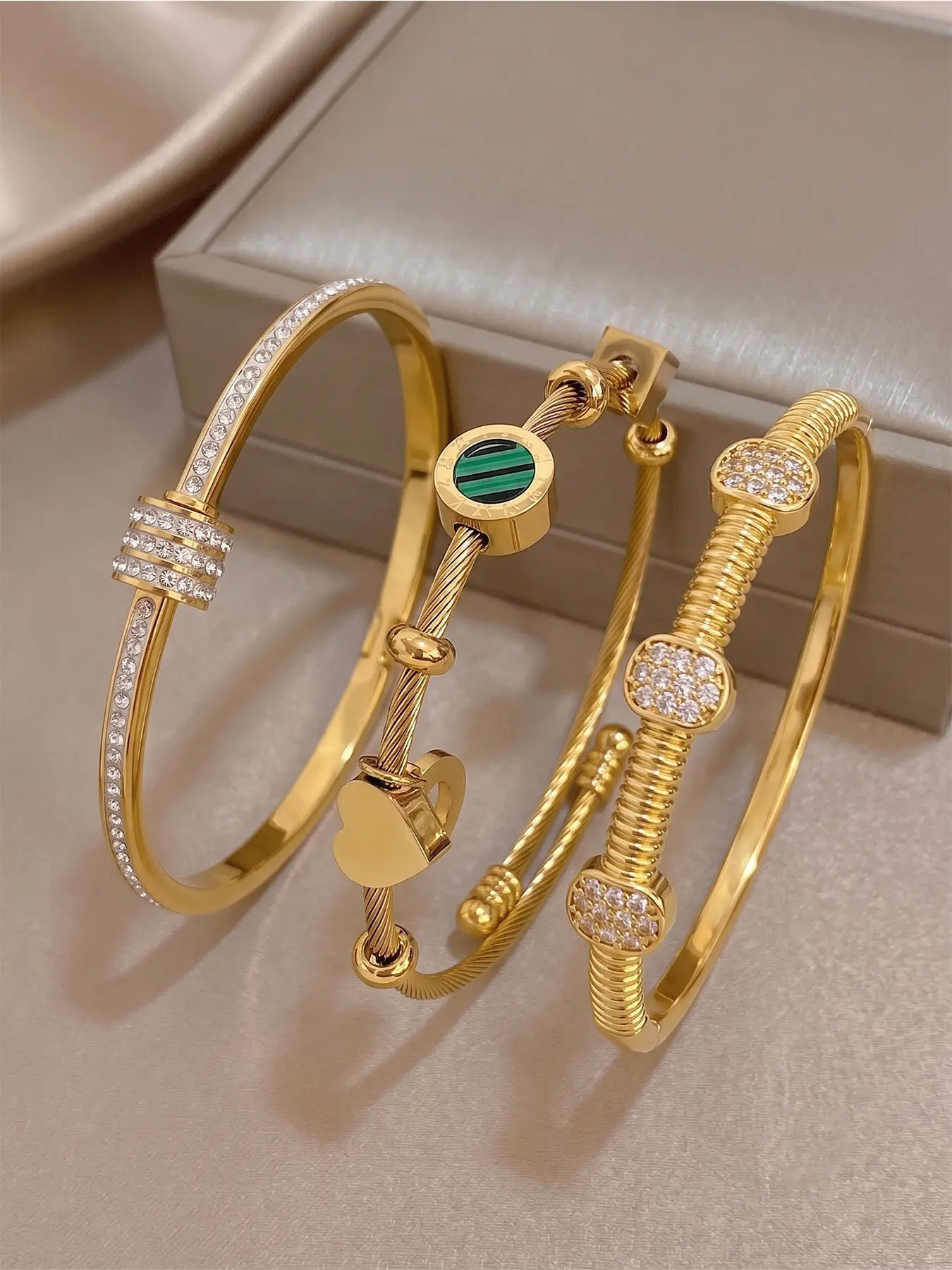 Korean Ins offers a variety of high-quality bracelets with smooth lines to decorate the wrist, offering a variety of styles to choose from. Suitable for dating, work, and shopping, it easily unlocks a gentle and fashionable temperament
