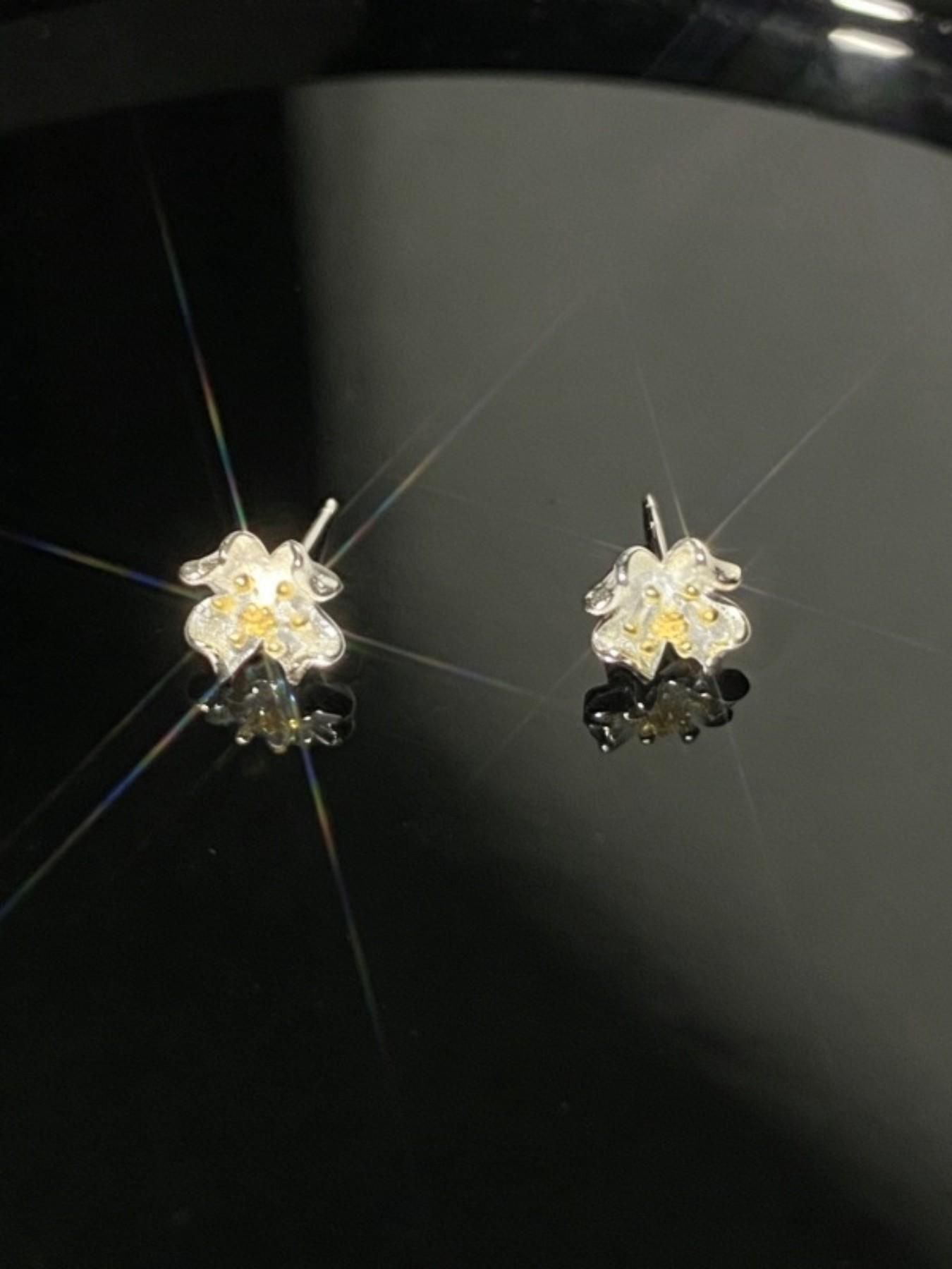 1 pair of fashionable and luxurious delicate four leaf clover earrings, ladies' sweet and fresh flower earrings, suitable for daily party wear