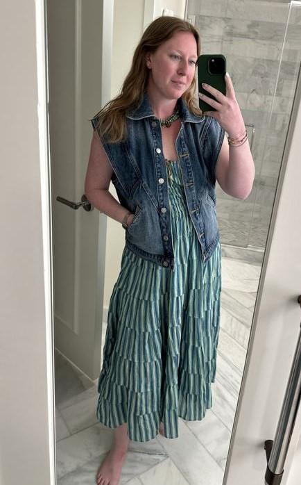 Elengatine Bohemian Style Vintage Cool Denim Vest for Lady Minimalist Rounded Collar Wide Shoulders Slit Pockets Button-front Closure Basic Casual Fitted Denim Jacket Coat Women's Chic Winter Wear