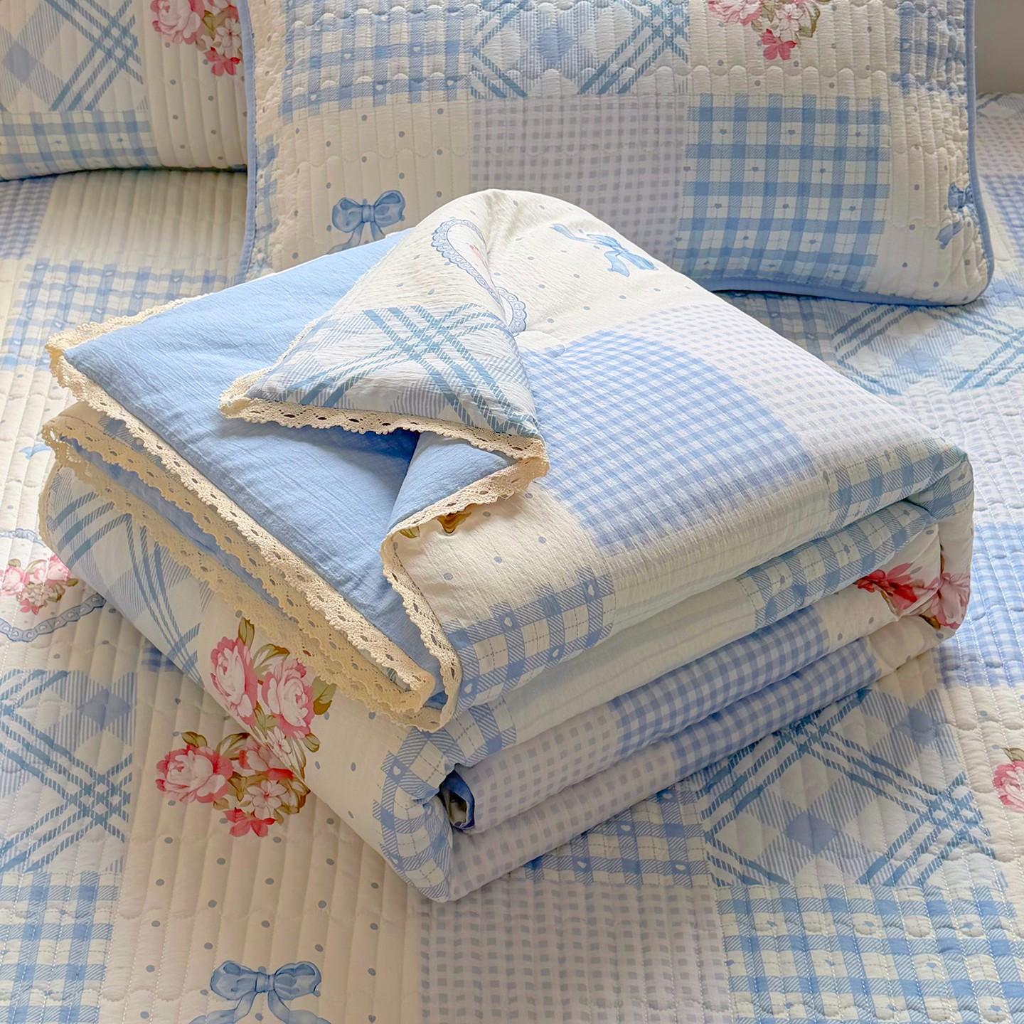 Lace-trimmed blue plaid heart-shaped rose summer quilt, ultra-soft skin-friendly air conditioning quilt and summer cooling blanket, suitable for summer bedrooms, offices, beds, living rooms, and home leisure use