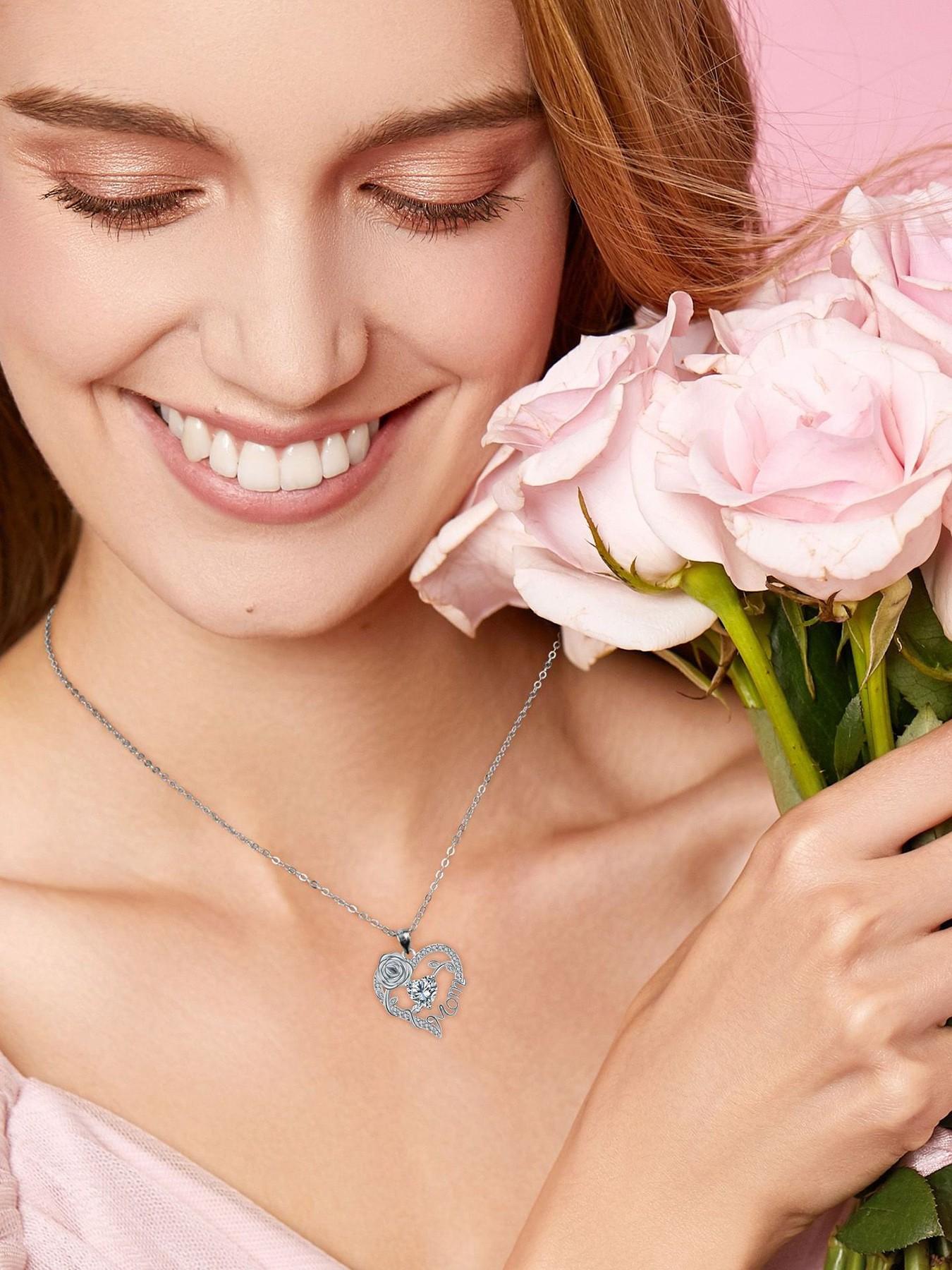 This rose jewelry gift box contains a heart-shaped rose mother's pendant necklace, a perfect gift for her/mother, aunt, grandmother, or wife on birthdays, Mother's Day, Valentine's Day, Women's Day, and Christmas.