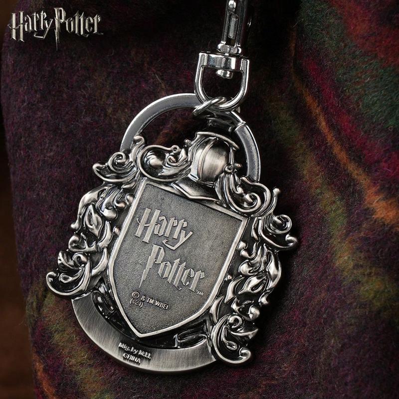 1PC WB Officially Liscend Harry Potter Hufflepuff Key Chain Cool Cartoon Decorative Colorful Key Ring For Clothes Bag Backpack Hats Band Lapel Fun Collectible Metal Key Chain Accessory Party Supplies Birthday