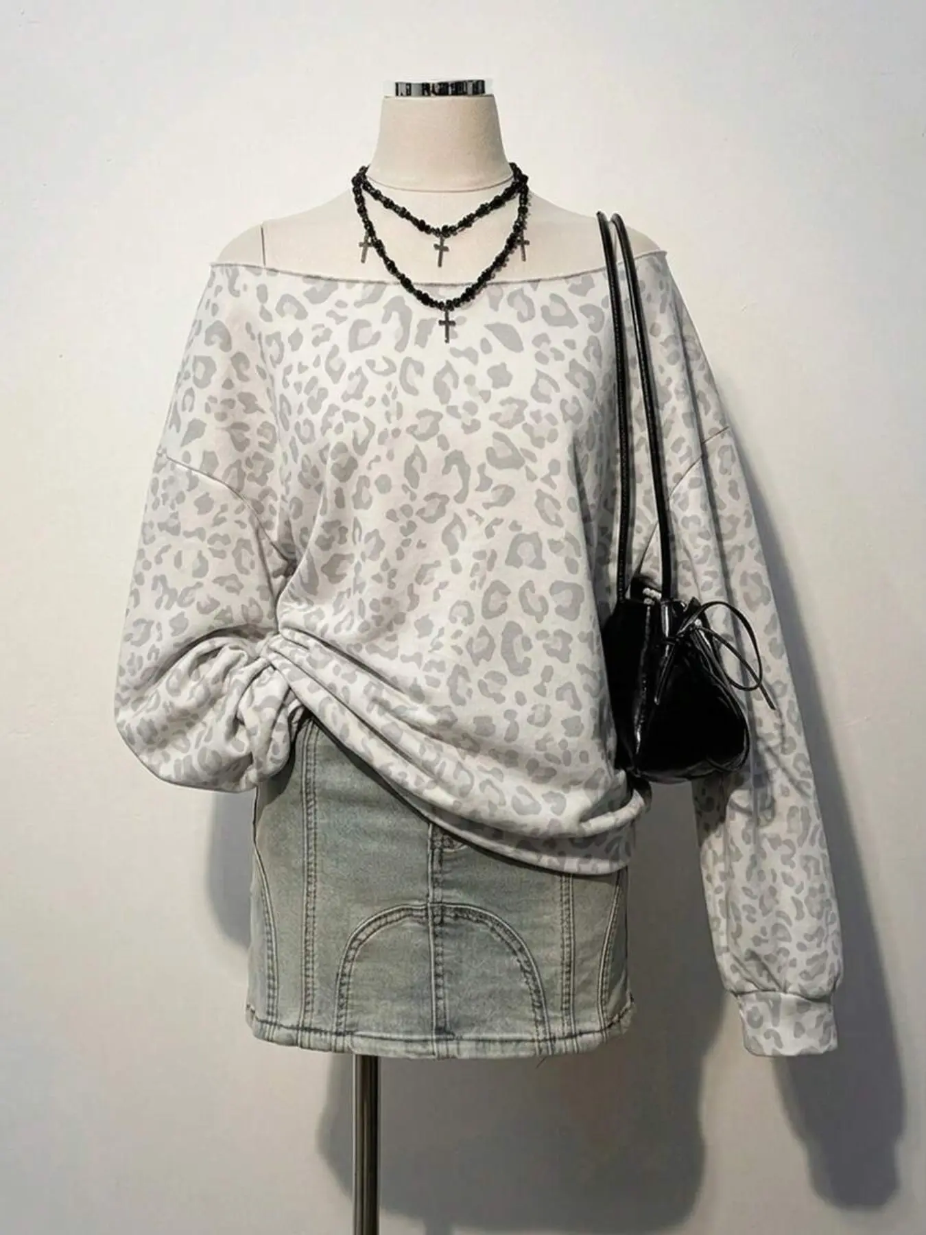 One-Shoulder Leopard Print Loose Long Sleeve Sweatshirt, Casual Fitted T-Shirt, All Seasons Wear, Plain Surface Design