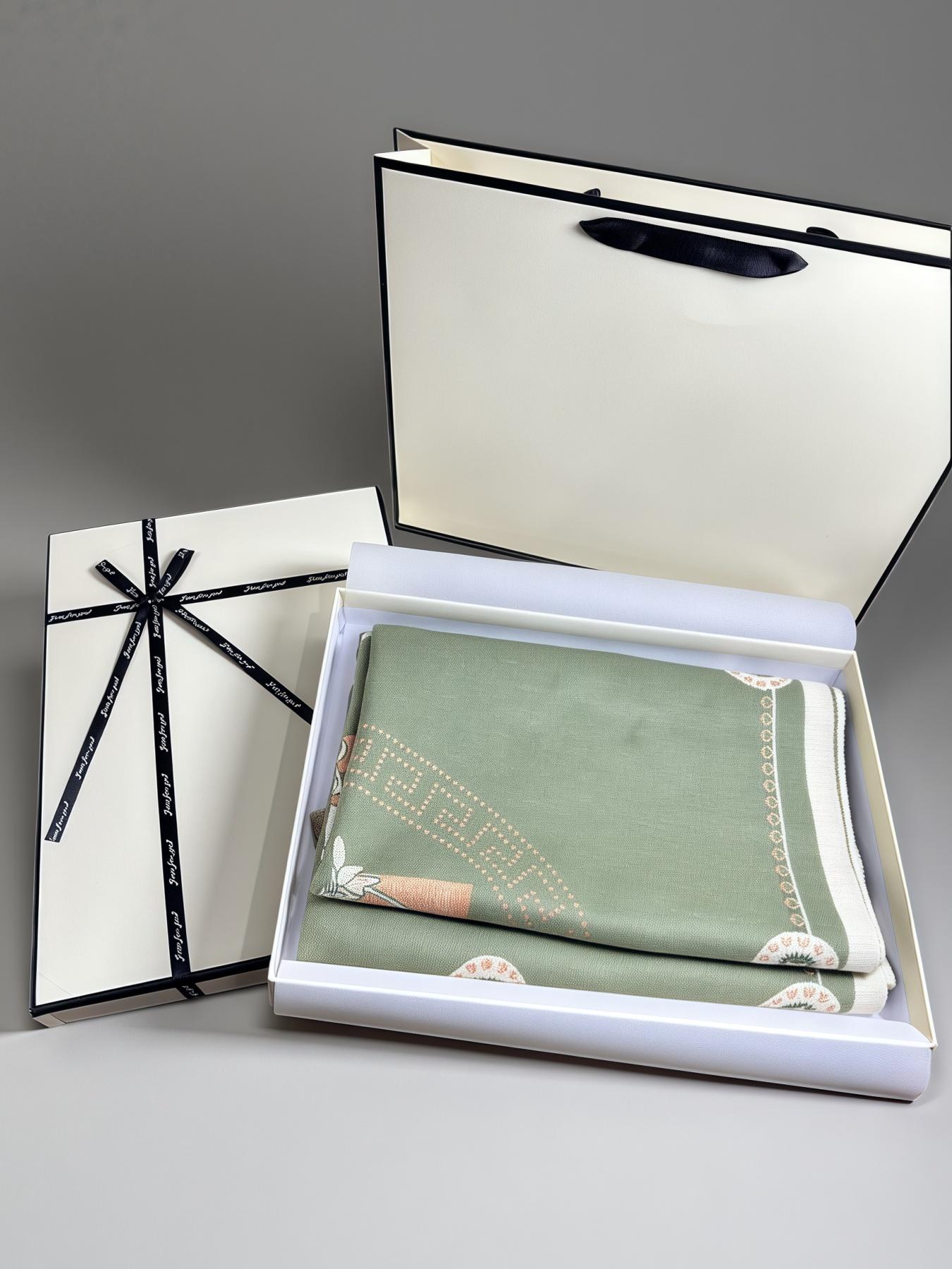 Women's High-Quality Knit Scarf, Warm Fitted Design, Valentine's Day Perfect Gift for Her, Ideal for Fall & Winter, Includes Gift Box, Knitted Scarf