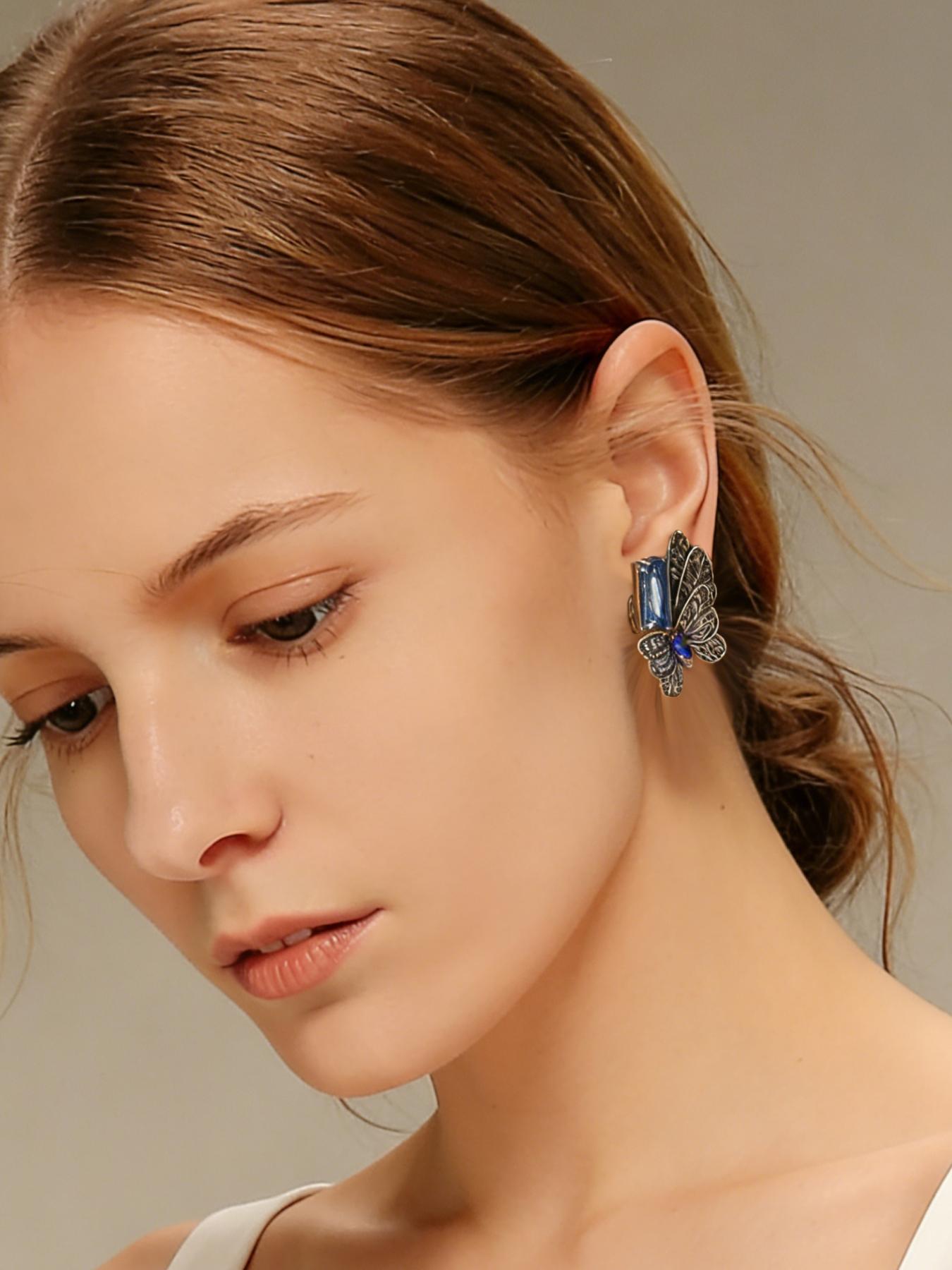 1 pair of retro and elegant blue diamond studded earrings, suitable for daily commuting, vacation and dating, and also a surprising and exquisite small gift.