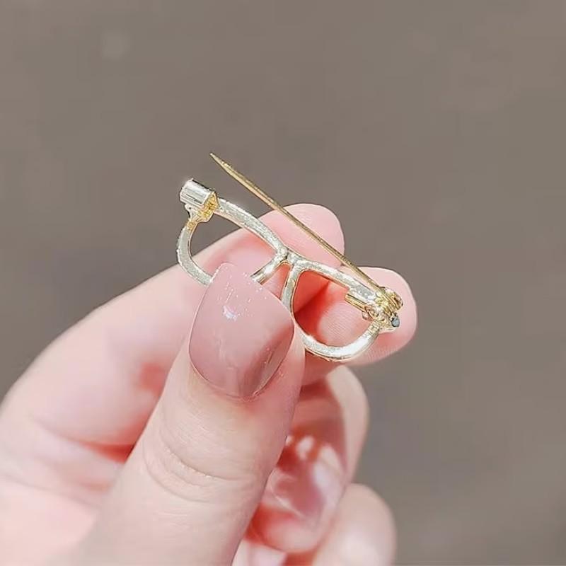 10-Pack Durable Safety Pins, Multi-Functional Sewing and Crafting Supplies, Fashionable Alloy Design, Ideal for Clothing Alterations