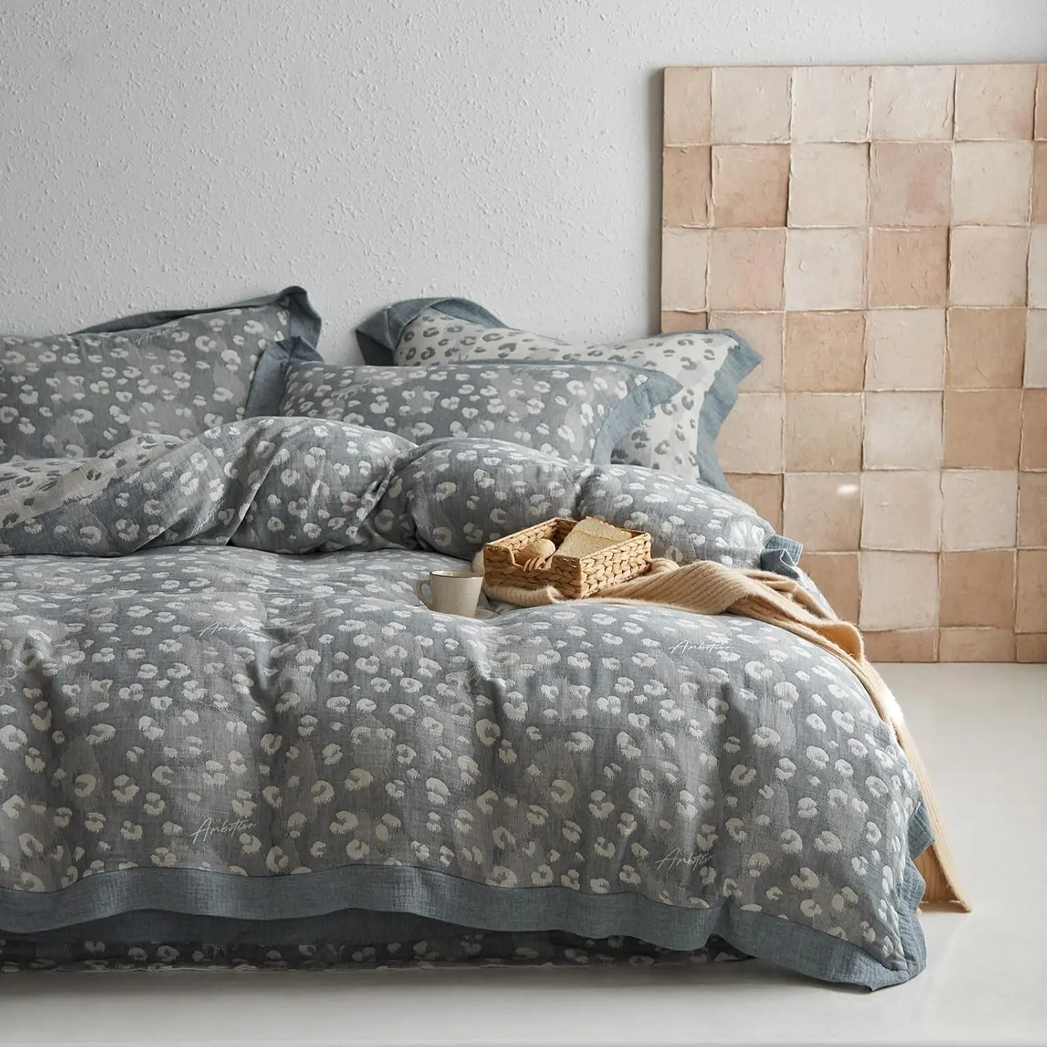 03 - Grey Leopard Print