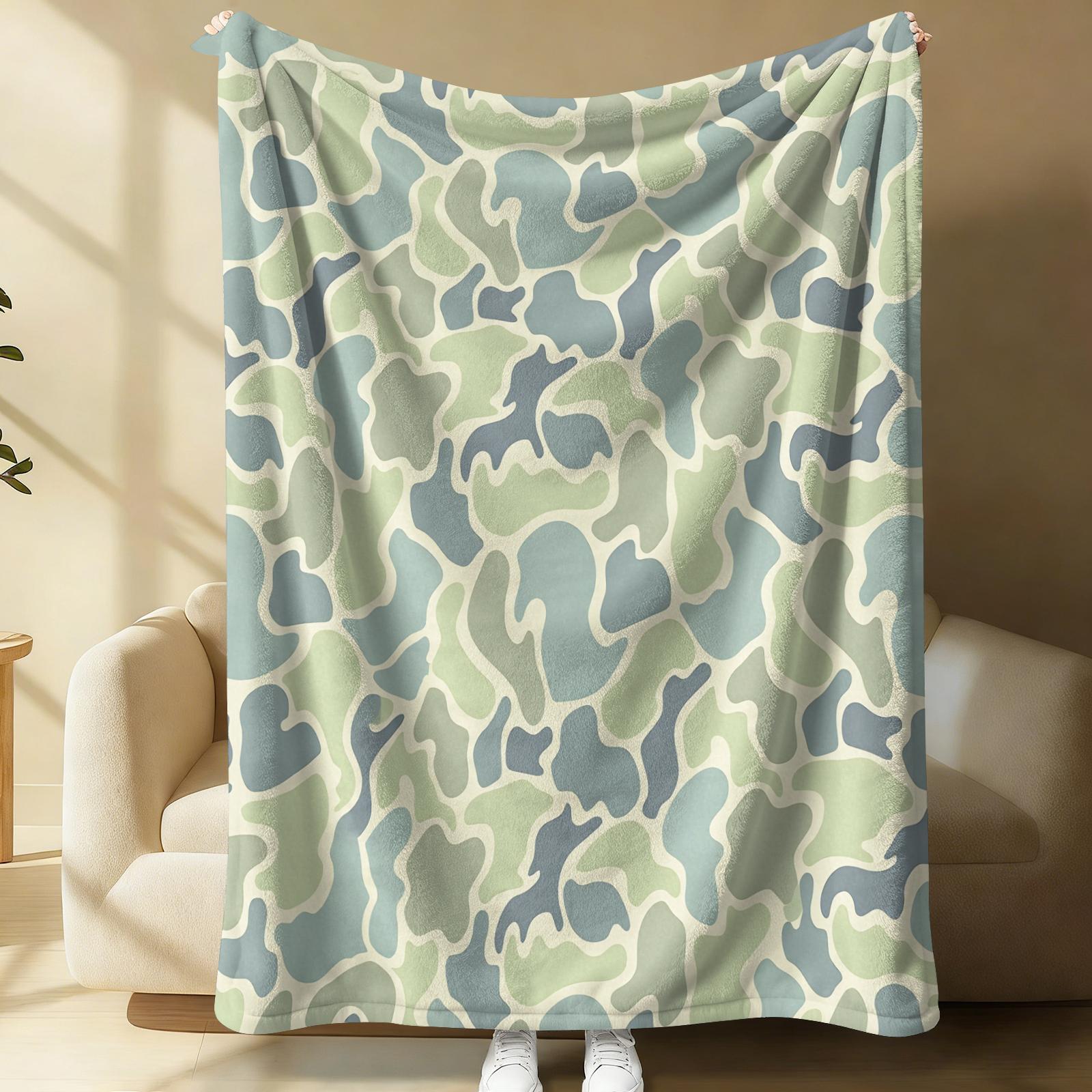 Multicolor Retro Camouflage Print Flannel Throw Blanket, Abstract Camo Pattern Blanket for Summer Air Conditioner Room, Lightweight Cozy Blanket for Bed Sofa Cover Office Nap Car Camping Travel