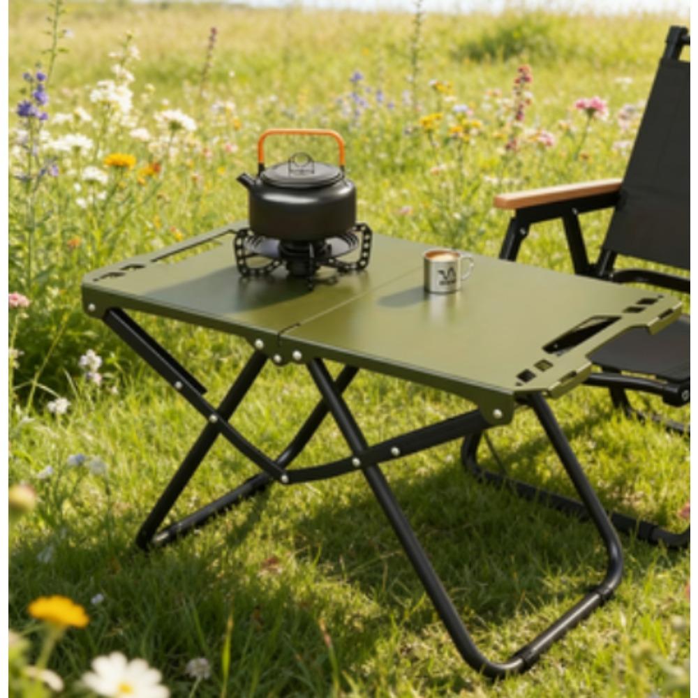 Portable foldable camping table, lightweight and easy to set up for outdoor use. It features a stable three-legged design, suitable for courtyards, picnics, barbecues and outdoor adventures.