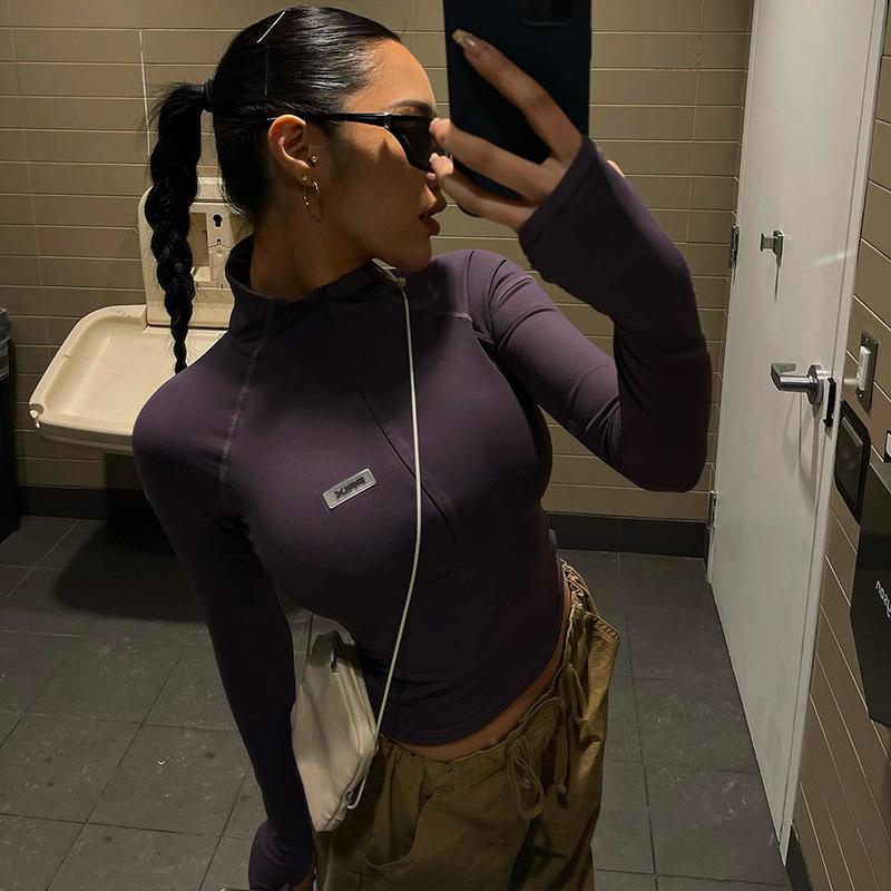 Women's Plain Zip-Up Crop Tee with Letter Patches and Stitching, Casual Trendy Mock-Neck Tight-Fitting Top for Daily Wear, Ladies' Spring & Fall Clothes