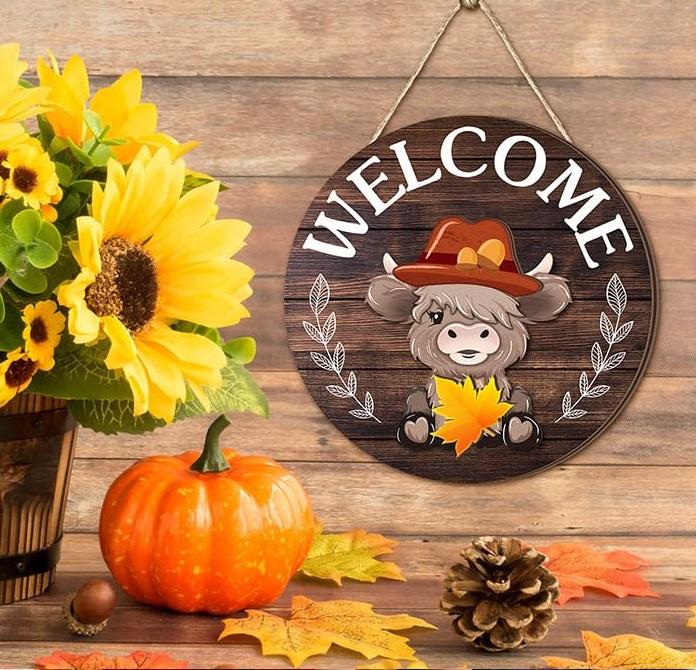 Easter Highland Cow Sign Interchangeable Welcome Sign with Magnet Detachable Hats Cute Cattle Hanging for Easter Holiday Seasonal Western Cow Decorations Birthday Home Wall Living Room Garden Cattle Farmhouse Porch Frontdoor Decor, Gift for Cow Lover