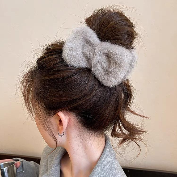 Large Bow Hair Claw Clips for Women & Girls, Elegant Soft Plush Fuzzy Hair Claws, Stylish Strong Hold Hair Accessories, Non-Slip Design Perfect for Thick & Thin Hair, Ideal for Daily Wear & Casual Hairstyling