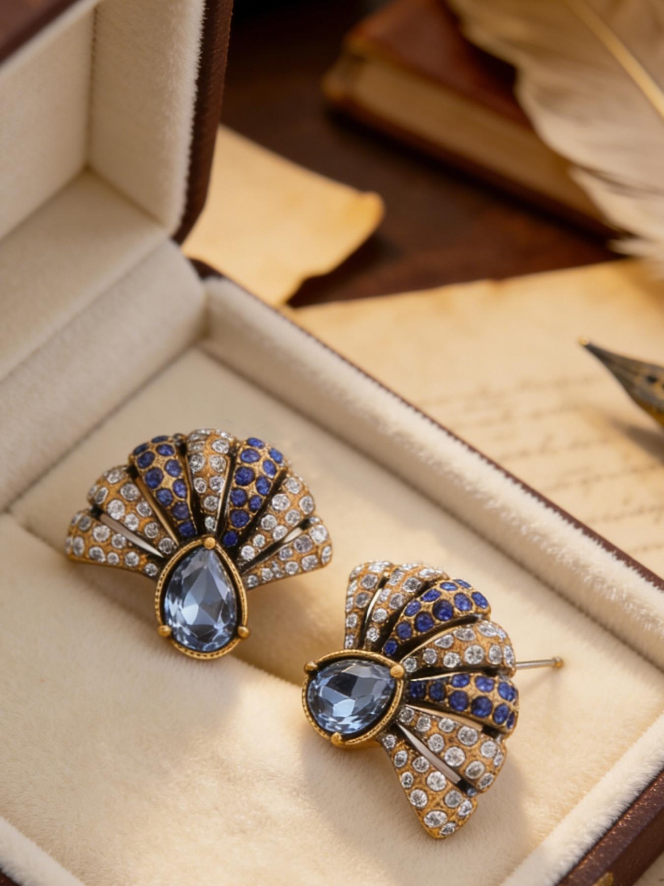 1 pair of retro luxury fan shaped diamond studded earrings, suitable for daily wear, vacation dates, and other occasions, and is also a surprising and exquisite small gift.