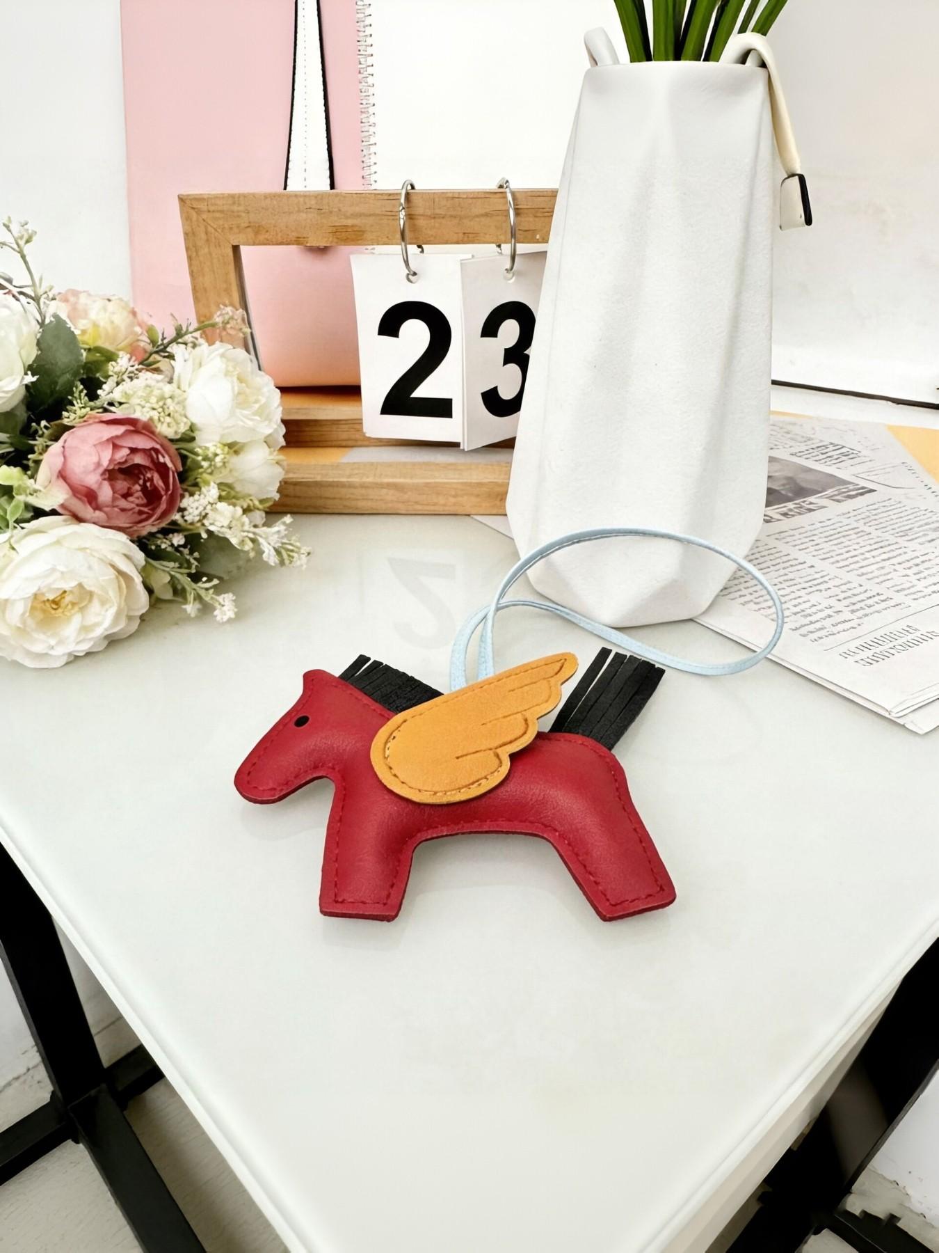 Cute Creative Wings PU Leather Keychain, Cartoon Horse Bag Charm, High-Quality Accessory, Perfect Gift Idea