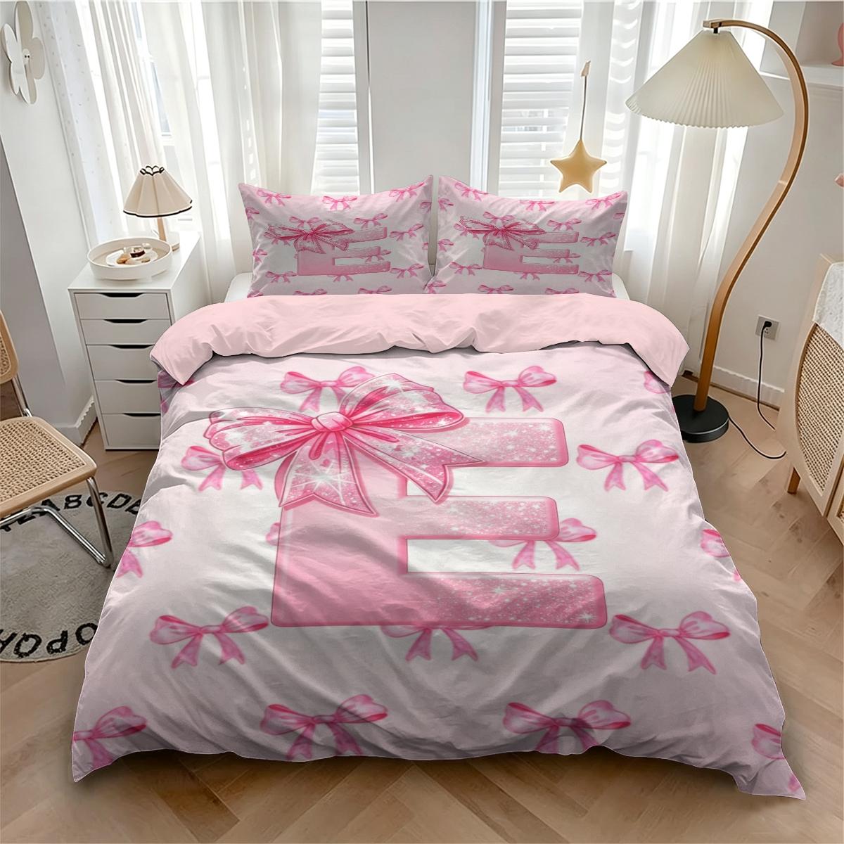 Pink Letter A~Z Bow Pattern Duvet Cover Set, 2/3Pcs Aesthetic Cute Bedding Set, Comfy Bedding Set, Breathable Quilted Quilt, Sweet Girly Bed Linens, Perfect for Teen Girls Bedroom Decor. 1 or 2 Pillowcase, No Filling