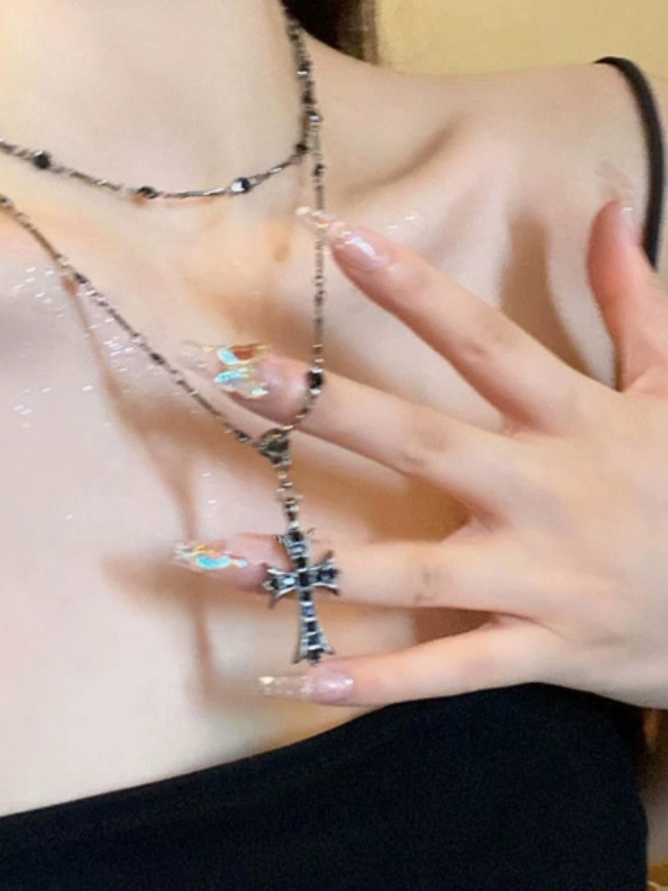 「Millennial Punk Cross Pendant Necklace for Women, Dark Gothic Style Choker, Retro Unique Sweet Cool Collar Chain, Versatile Wearable Jewelry」