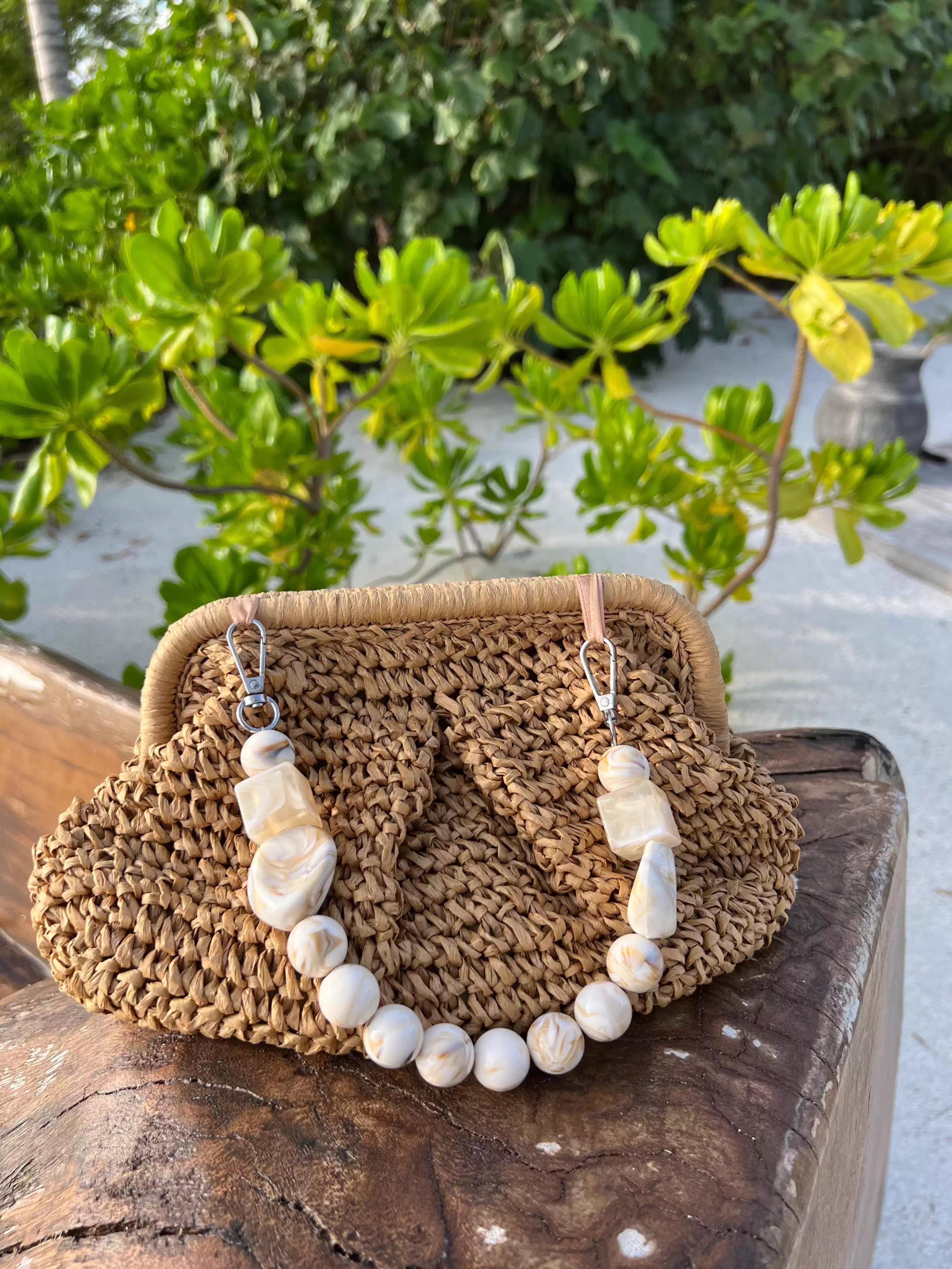 Seaside style simple and casual versatile straw woven handbag, bead hanging decoration, cloud pleated bag type, large storage capacity, vacation and leisure style, suitable for daily travel and dates.