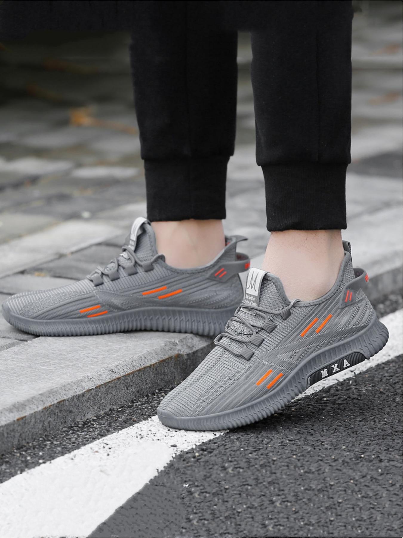 Men's casual sports shoes are made of lightweight and comfortable materials that fit the foot shape. The thick sole provides stable support and is suitable for daily commuting, outdoor leisure, running, fitness, hiking, and other leisure sports scenes