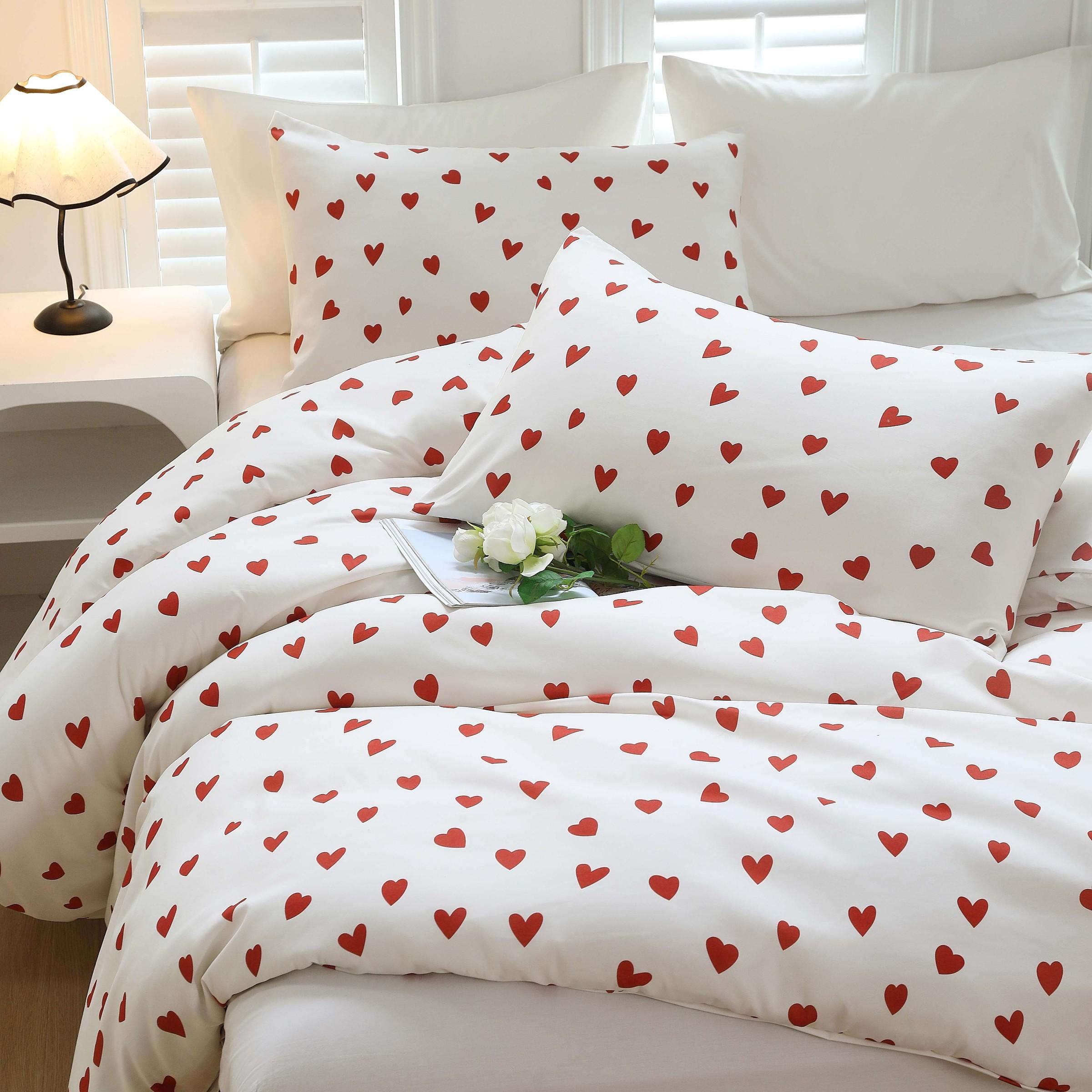 3-Piece Heart Print Duvet Cover Set, soft and comfortable bedding decor, an ideal gift for bedrooms and guest rooms.