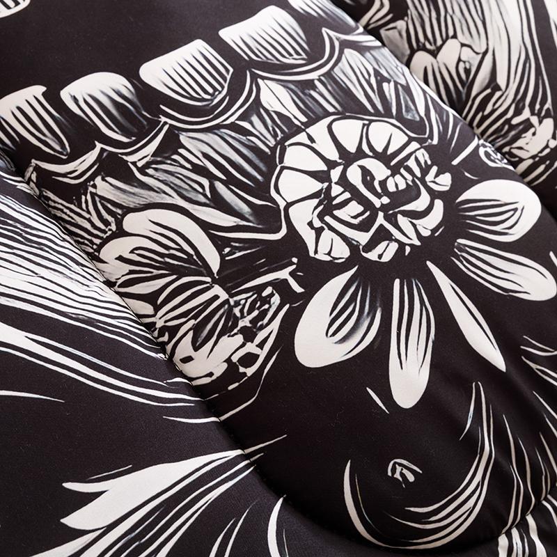 3-piece Quilt Set (1 Quilt + 2 pillowcases, no pillow), including 180Gsm filling, soft and breathable, digitally printed black and gray floral patterns of skulls, suitable for bedrooms, dormitories and home use, no bed sheets or bed covers.