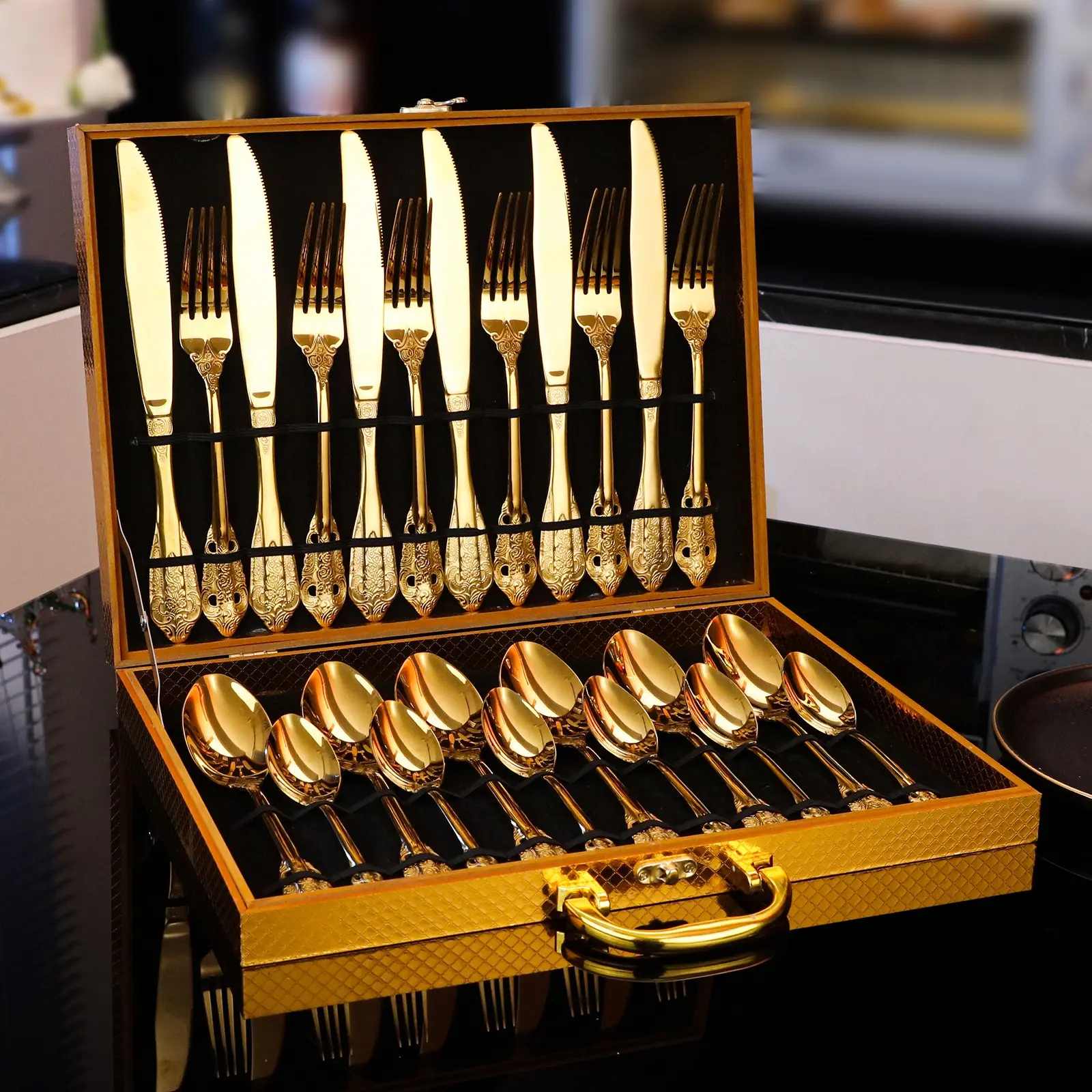 24pcs Gold Stainless Steel Vintage Royal-Style Dinner Utensil Set, includes knives, spoons, forks, and teaspoons, perfect for weddings, gatherings, and holiday gifts