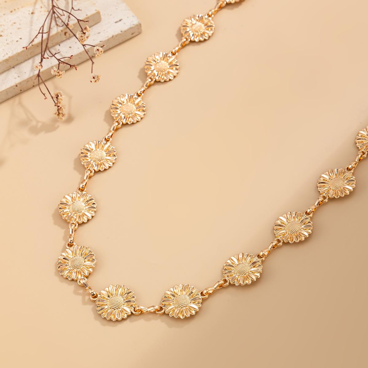 CYL&RY Daisy Flower Waist Chain for Women, Layered Belly Chain with 3D Daisy Charms, Perfect for Beach Vacations, 90s Themed Parties, Retro Streetwear Styling, Music Festivals, Rave Outfits, Club Nights Summer Street Style, Cute Floral Body Jewelry