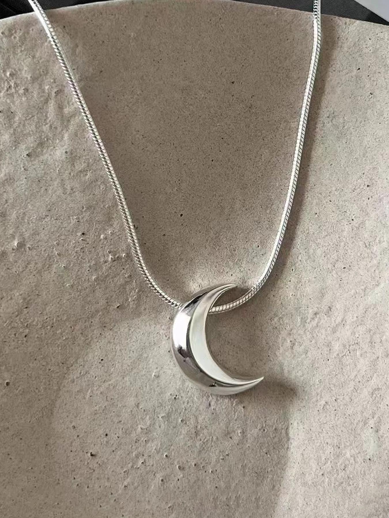 Minimalist Snake Bone Chain Moon Pendant Necklace, Trendy Fashion Y2K Women's Versatile Party Commute Jewelry, Stylish All-Occasion Accessory, Modern Versatile Accessories, Elegant Necklace
