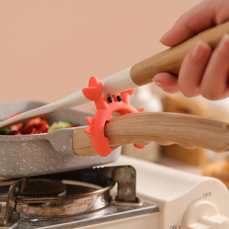 A set of 2 silicone spoon holders, designed in the cute shapes of crabs and octopuses, heat-resistant spoon holders for kitchen utensils and spatulas, kitchen cooking tool organizer - perfect for a gift!