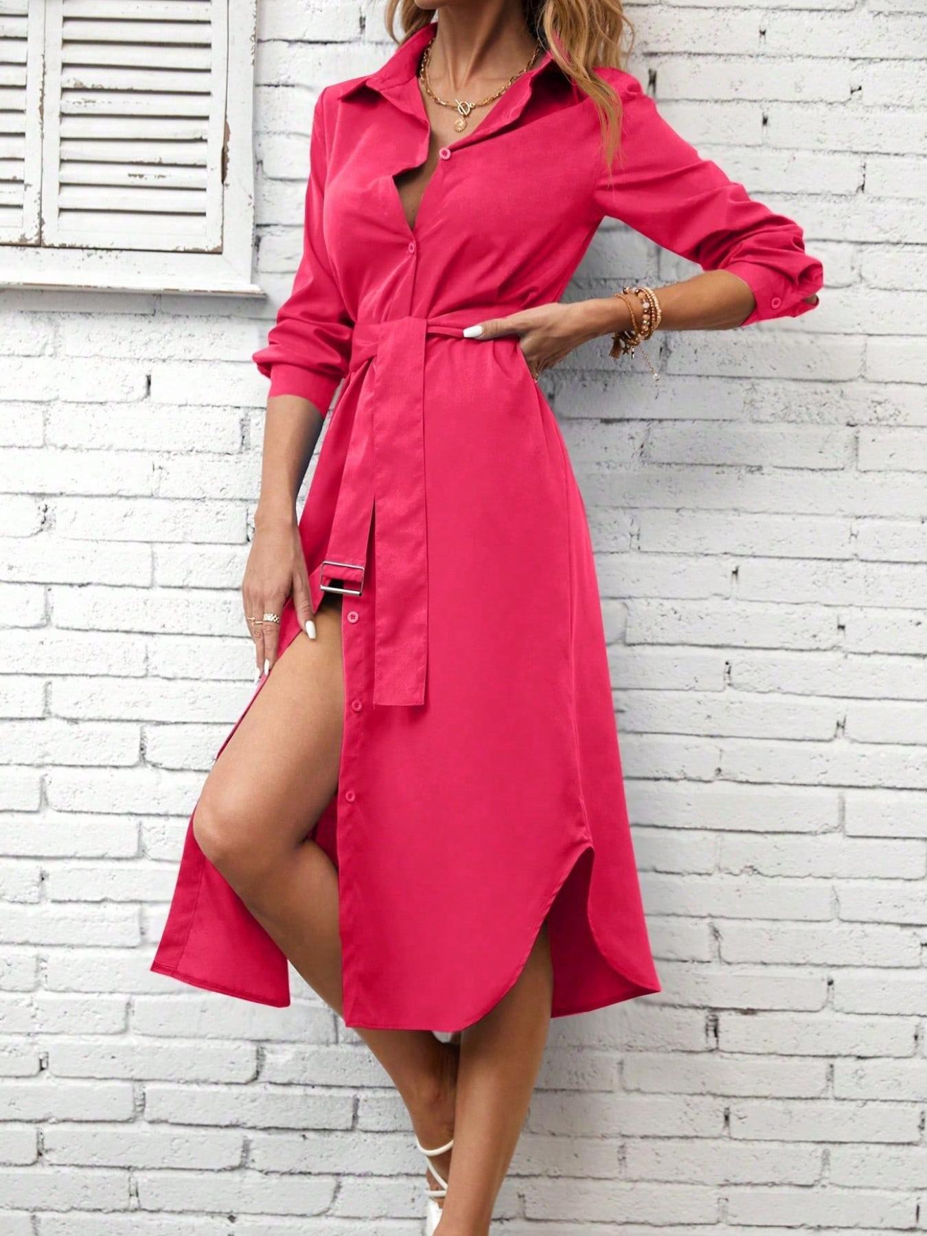 A women's lapel Collared single-row button-up skirt hem split design waist shirt dress, suitable for autumn and winter, suitable for retro commuter style, dating style and other styles.